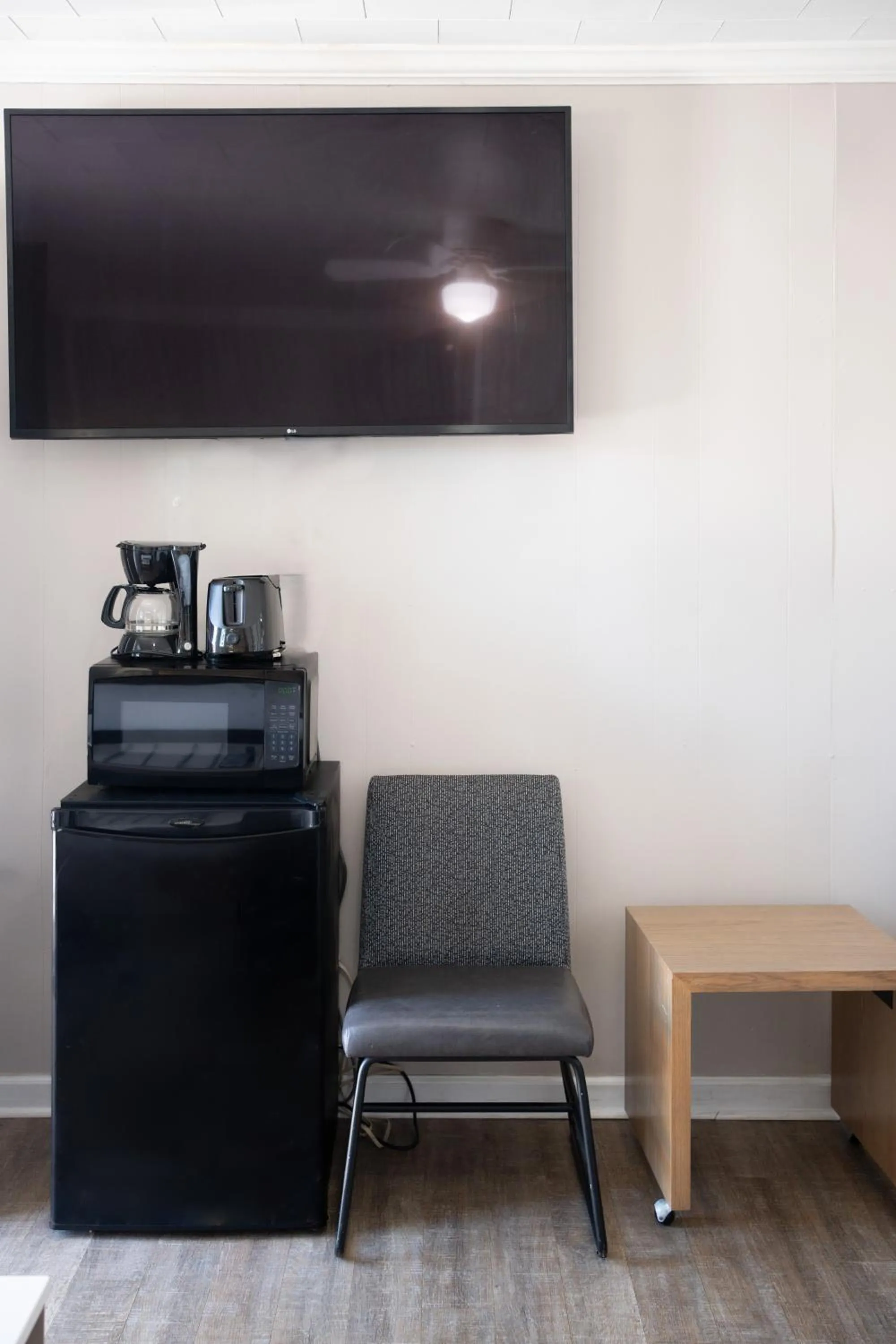 TV and multimedia in The Burgundy Inn Hotel and Apartments