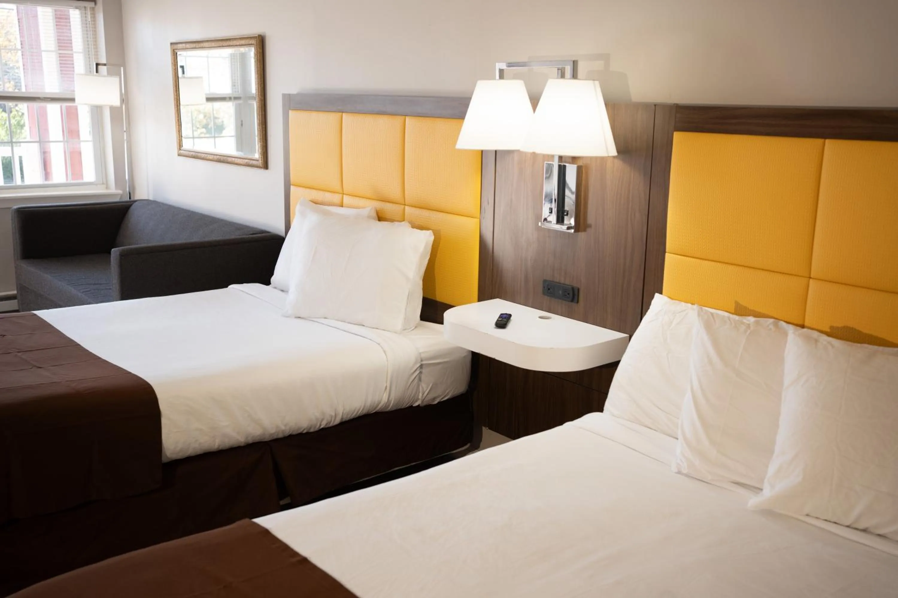 Bed in The Burgundy Inn Hotel and Apartments