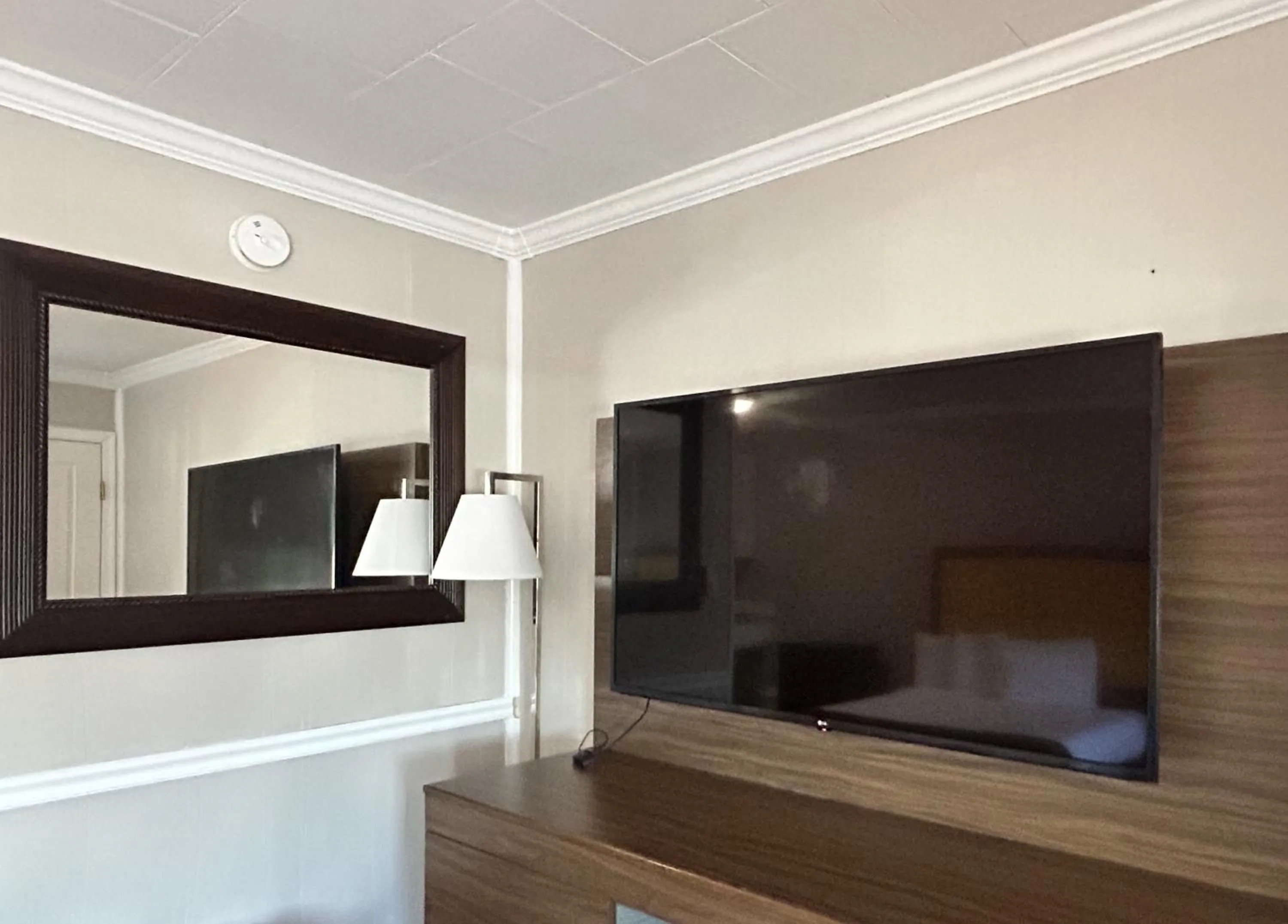 TV and multimedia in The Burgundy Inn Hotel and Apartments