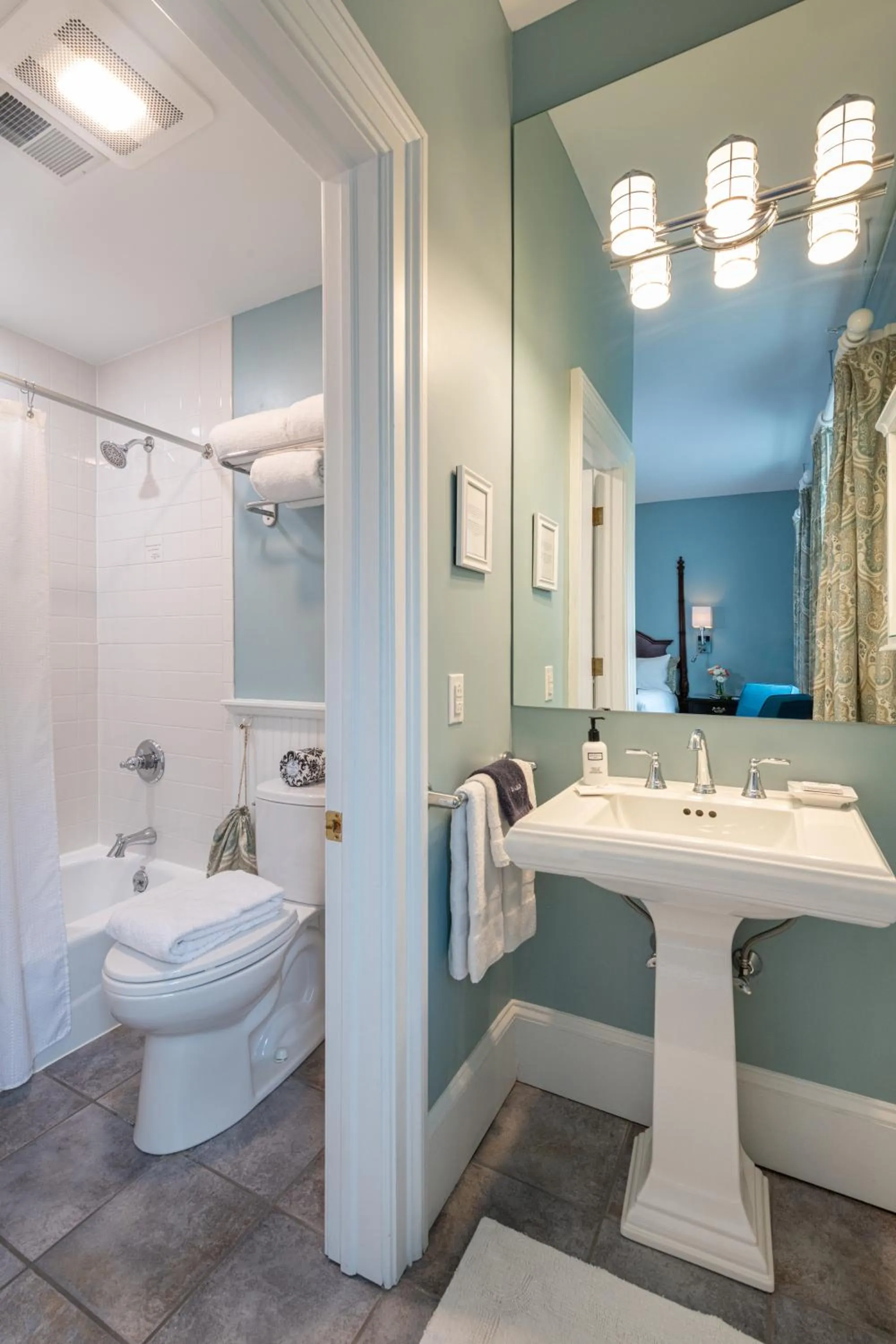 Bathroom in Saratoga Arms Hotel