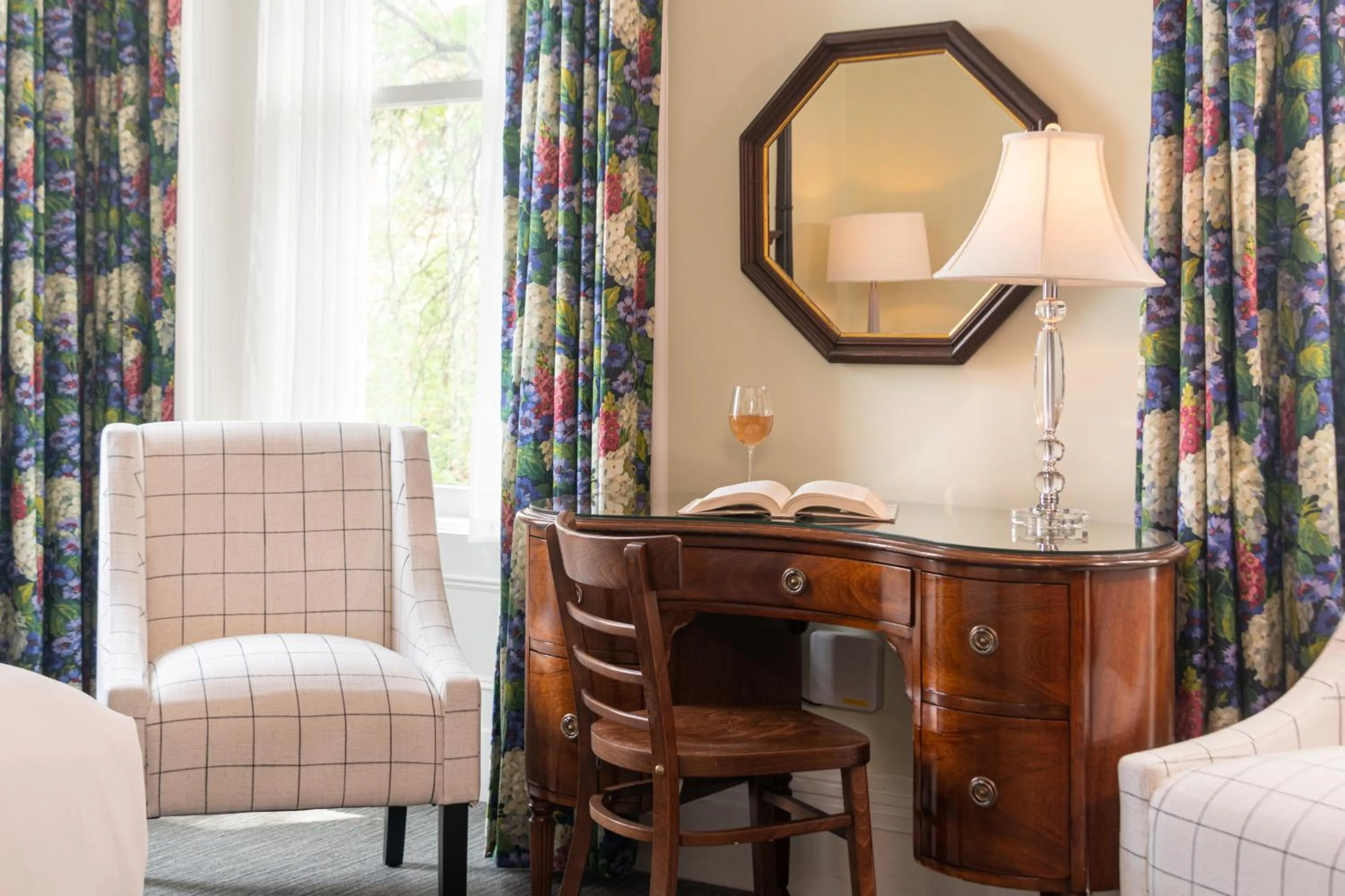 Bedroom in Saratoga Arms Hotel