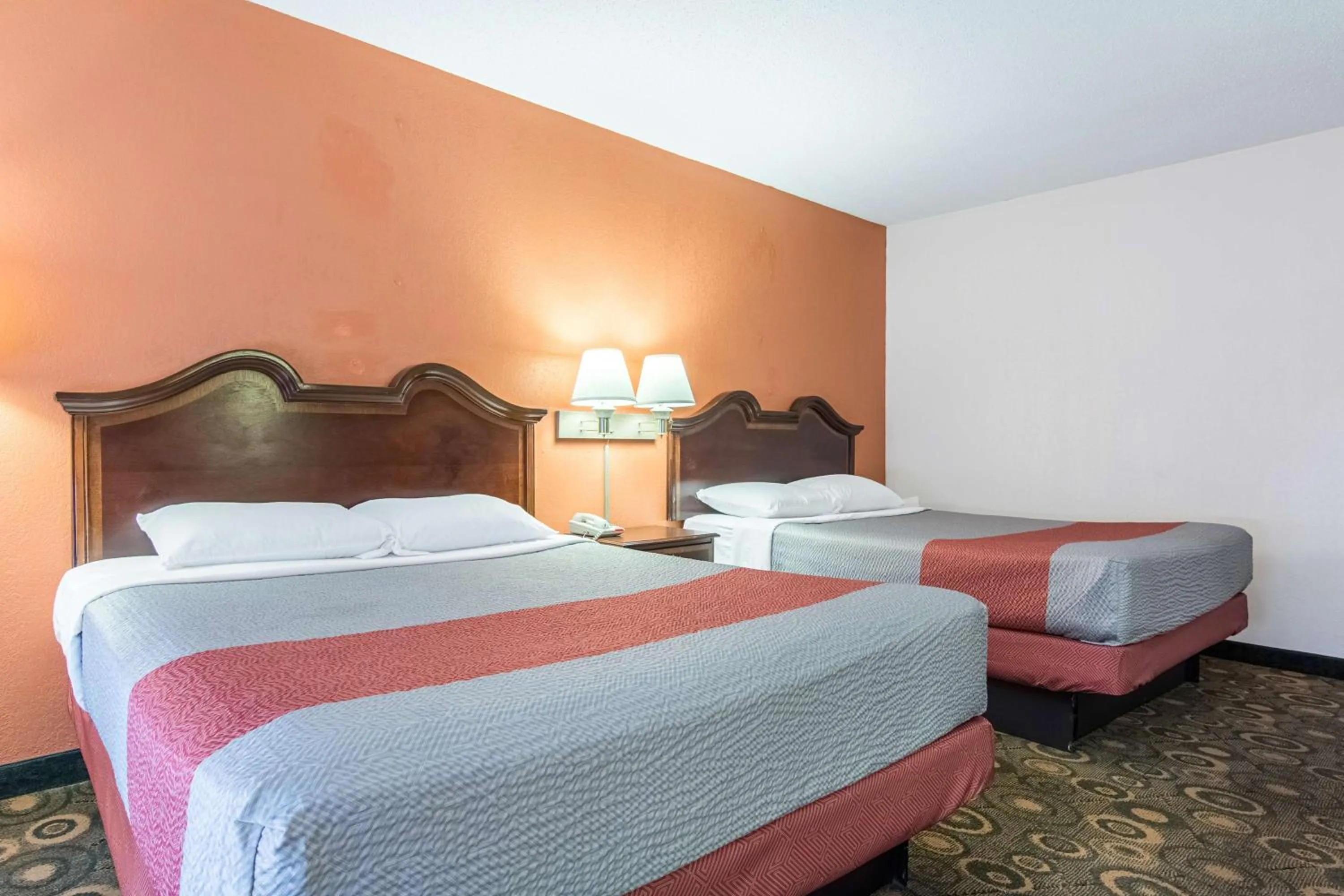 Photo of the whole room, Bed in Motel 6-Hope, AR