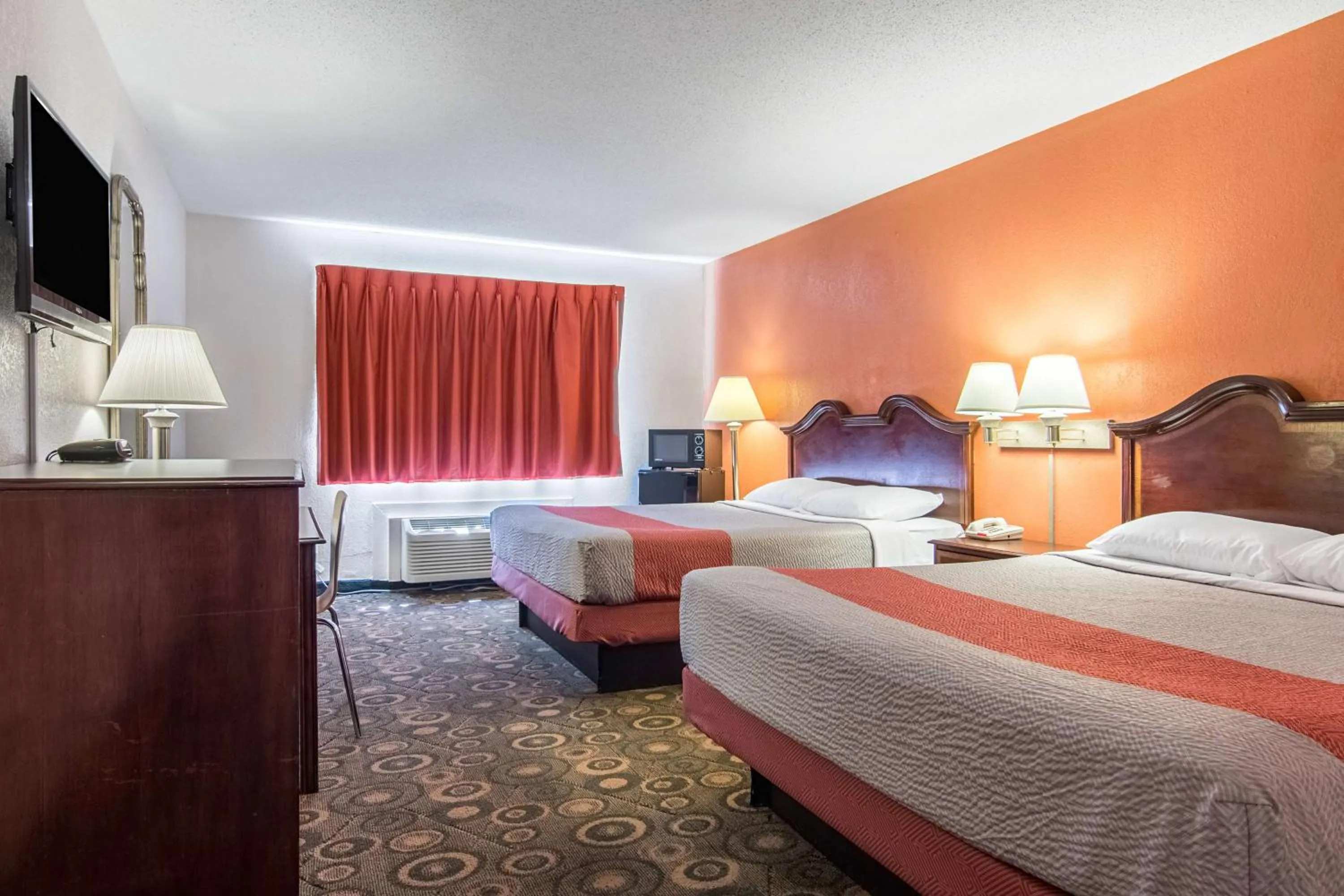 TV and multimedia, Bed in Motel 6-Hope, AR