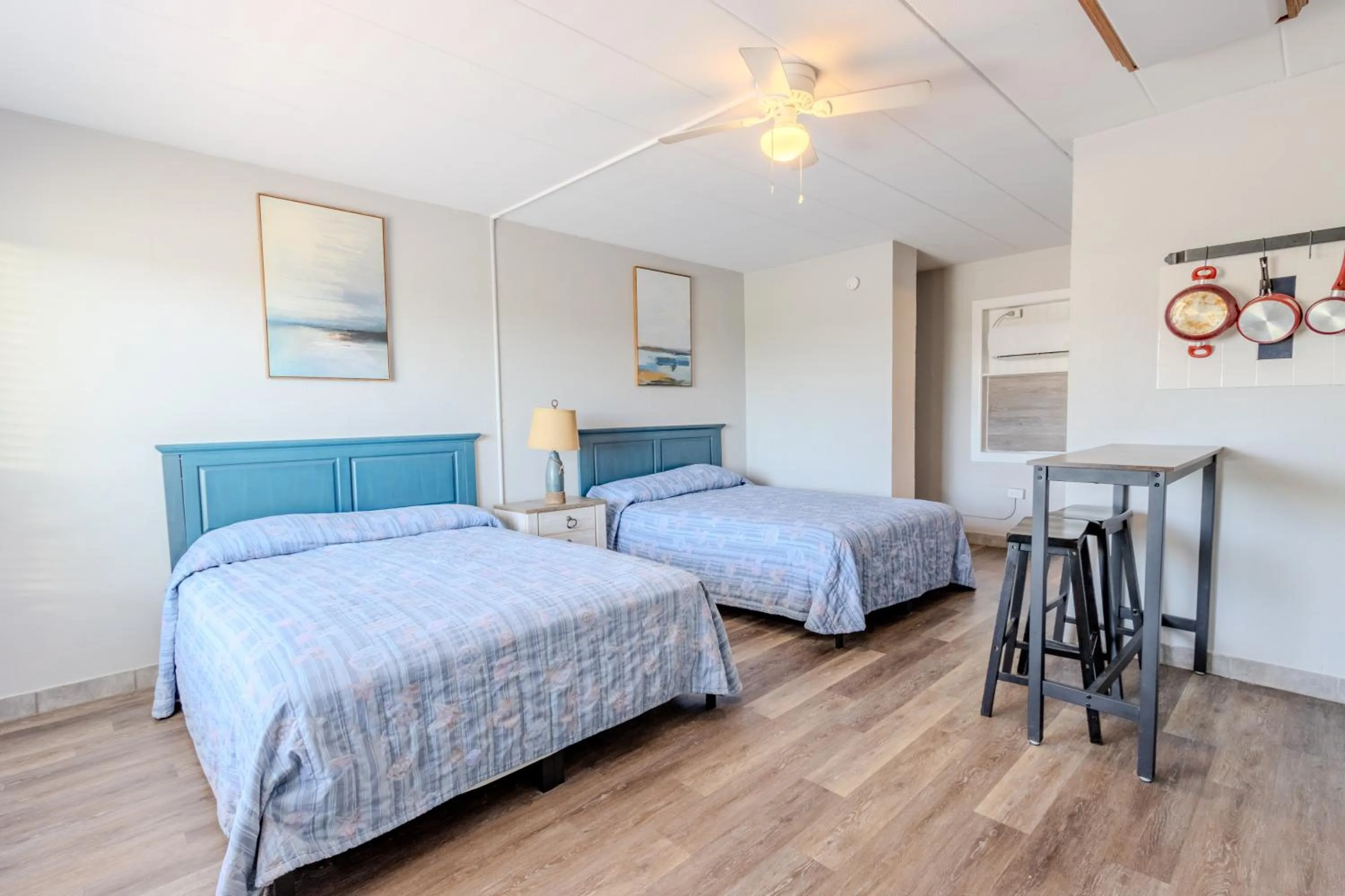 Kitchen or kitchenette, Bed in Shark Reef Resort Motel & Cottages