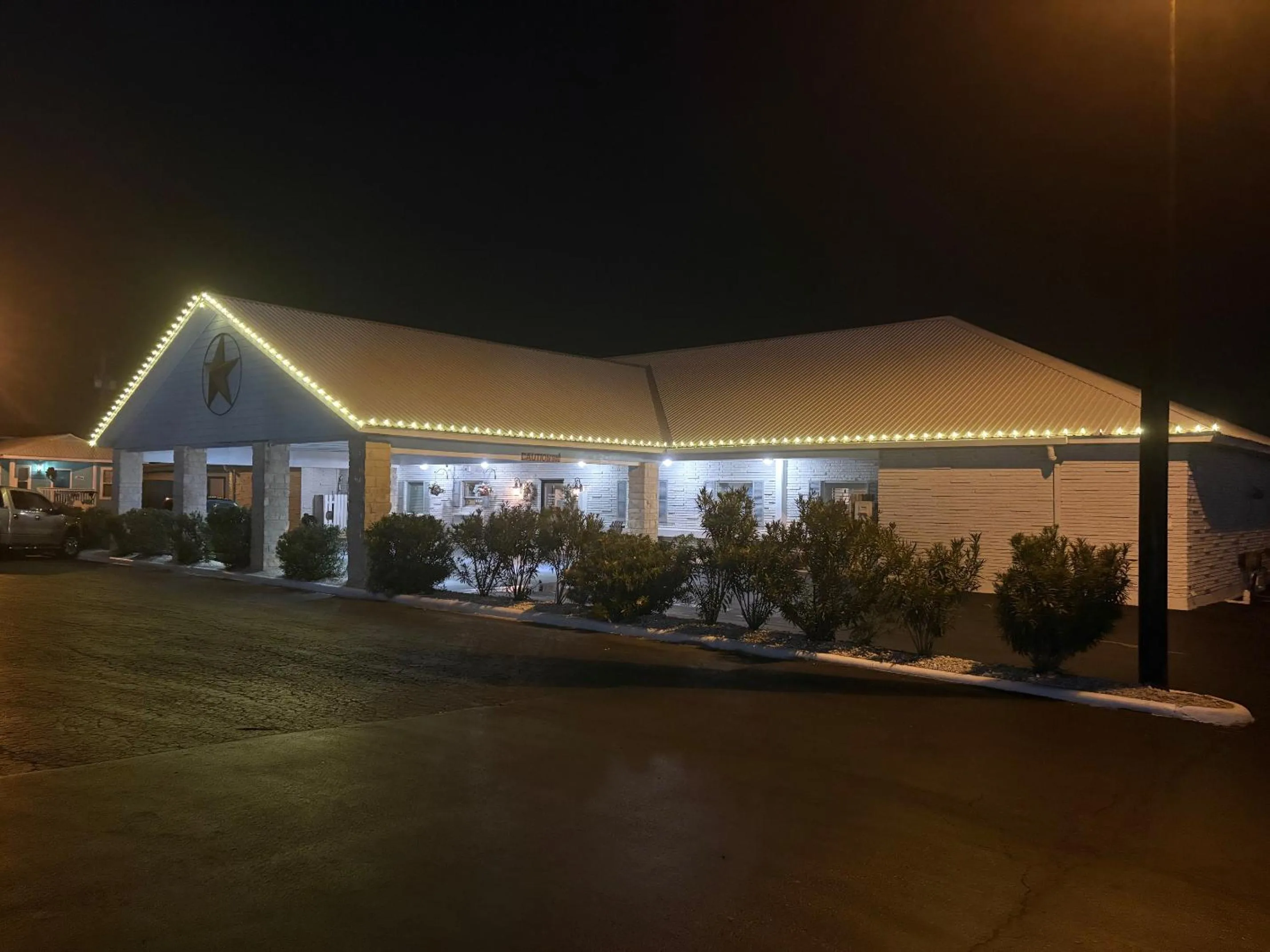 Property building in Shark Reef Resort Motel & Cottages