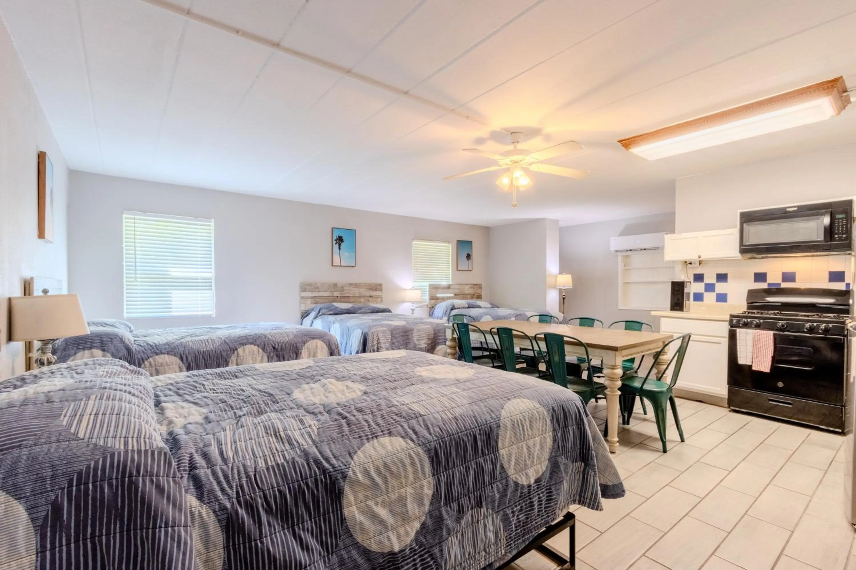 Kitchen or kitchenette, Bed in Shark Reef Resort Motel & Cottages