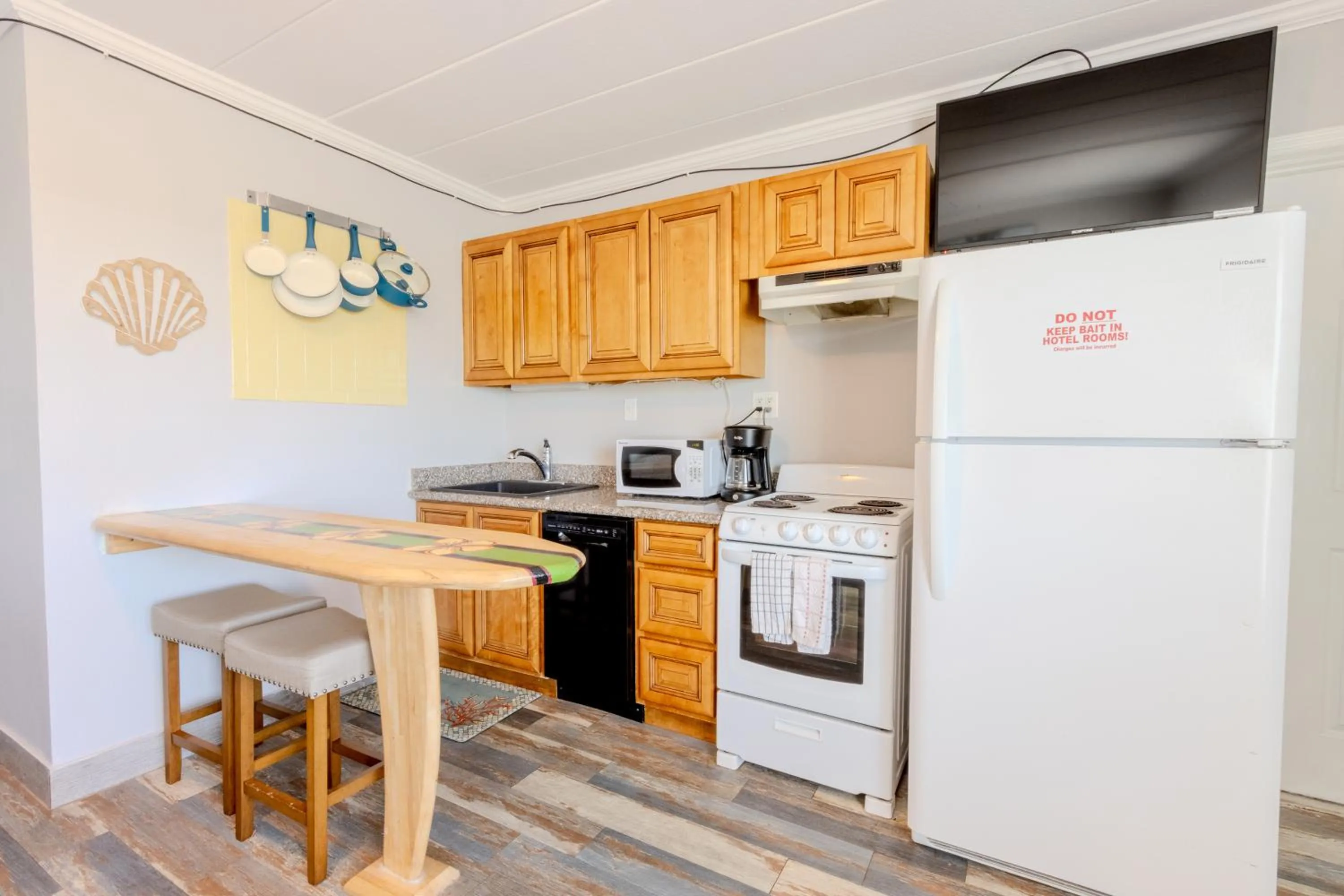 Kitchen or kitchenette in Shark Reef Resort Motel & Cottages