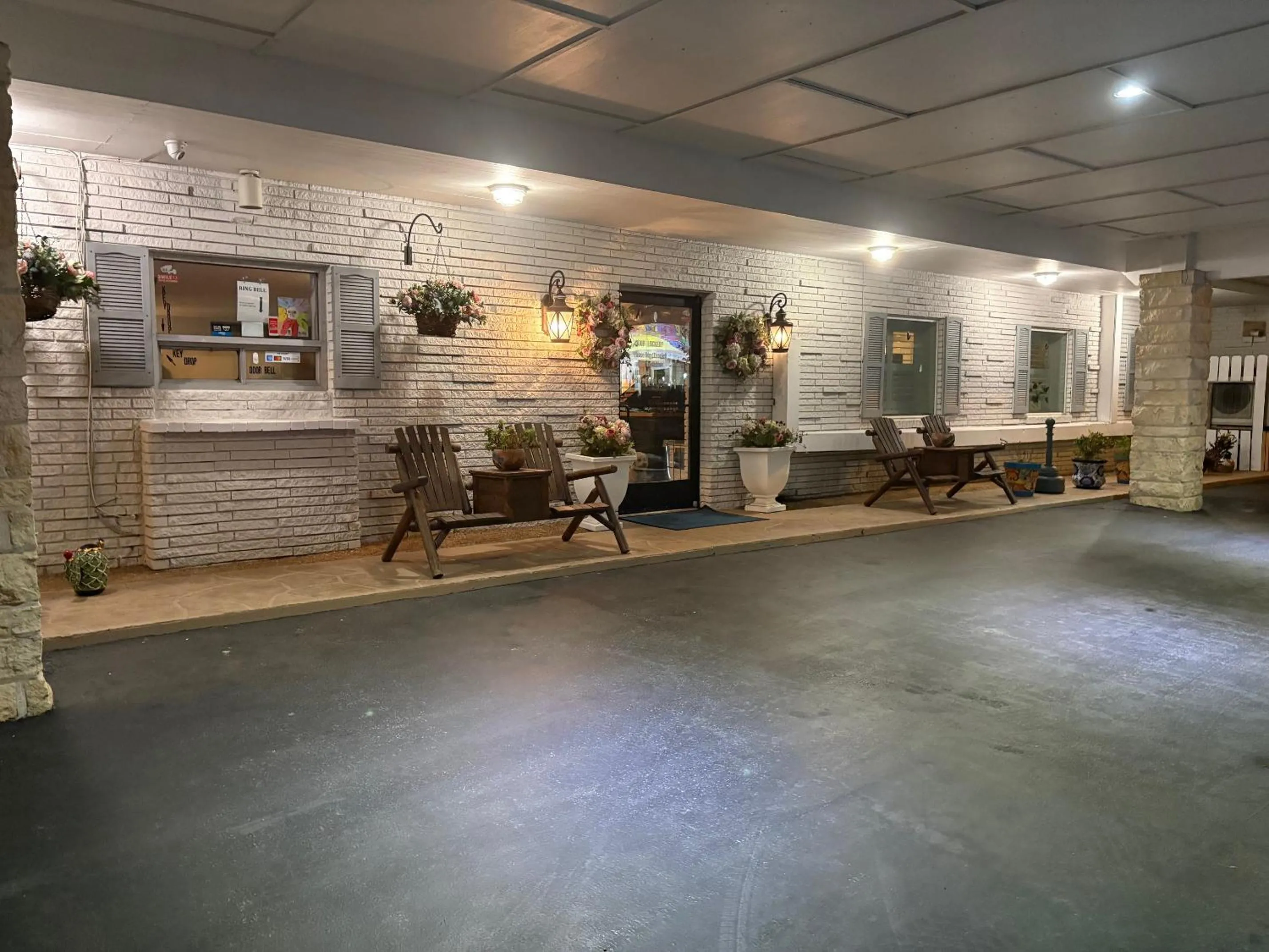 Property building in Shark Reef Resort Motel & Cottages