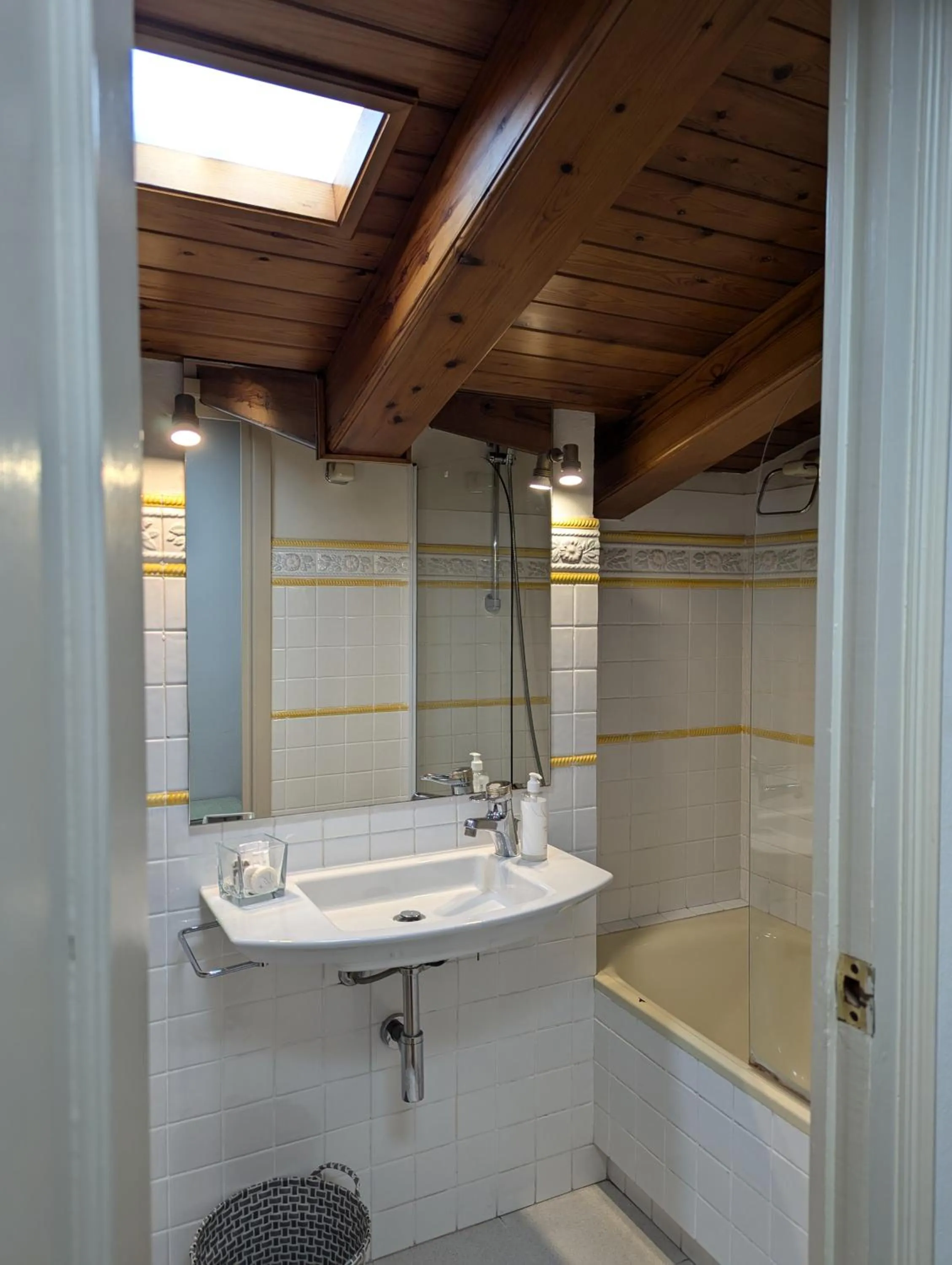 Bathroom in Hostal de la Plaça - Hotel Boutique