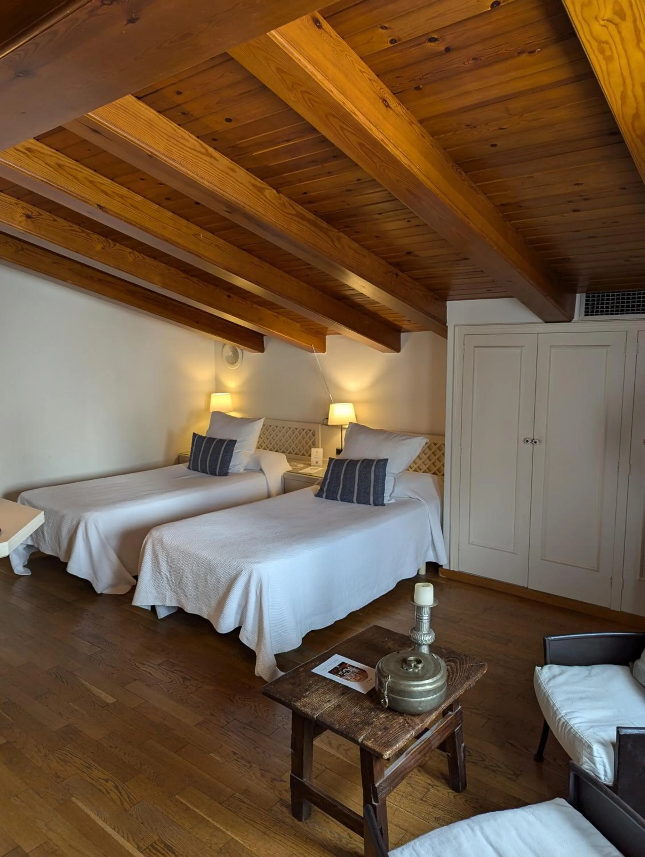 Bed in Hostal de la Plaça - Hotel Boutique