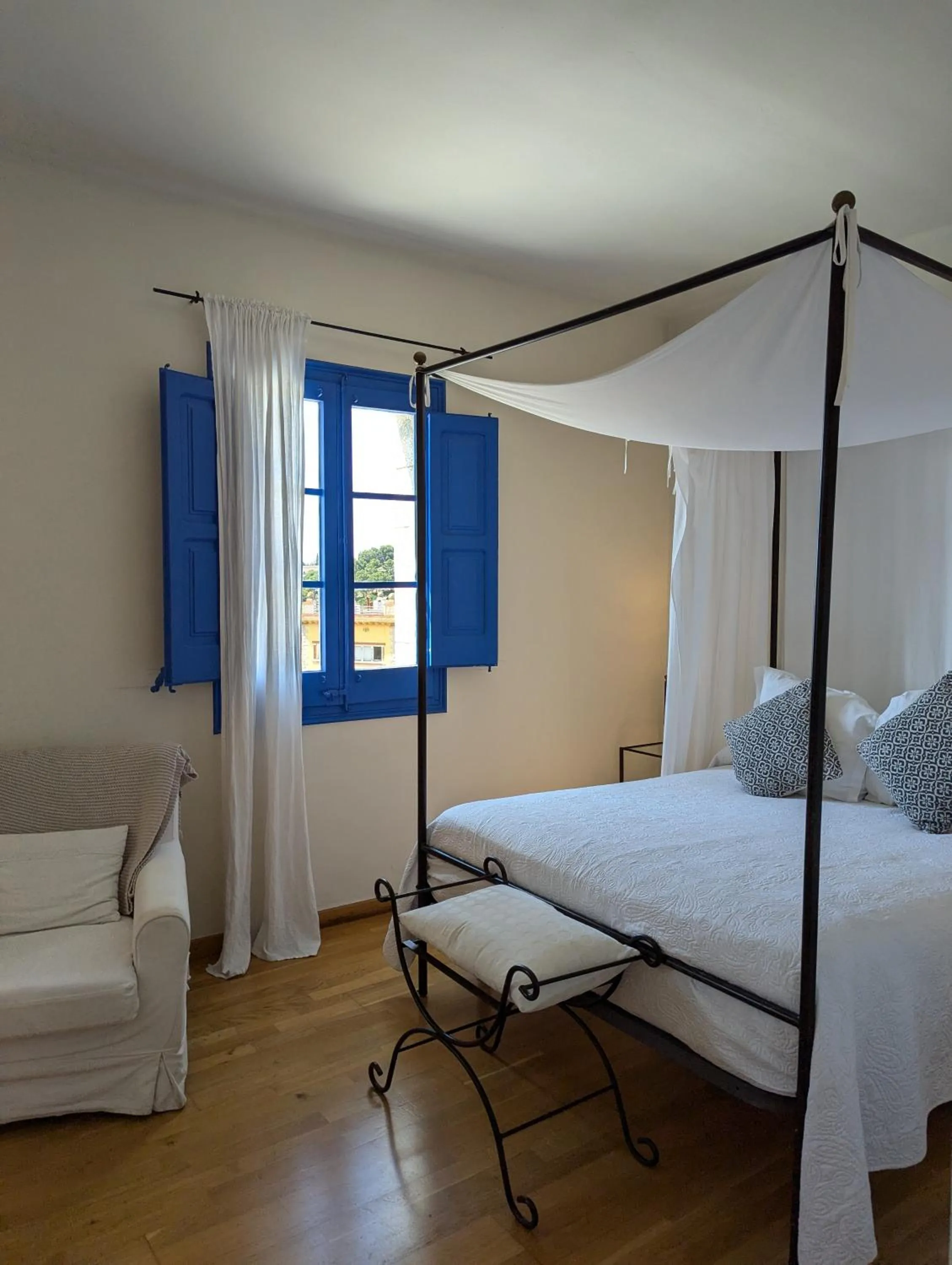 Bedroom, Bed in Hostal de la Plaça - Hotel Boutique