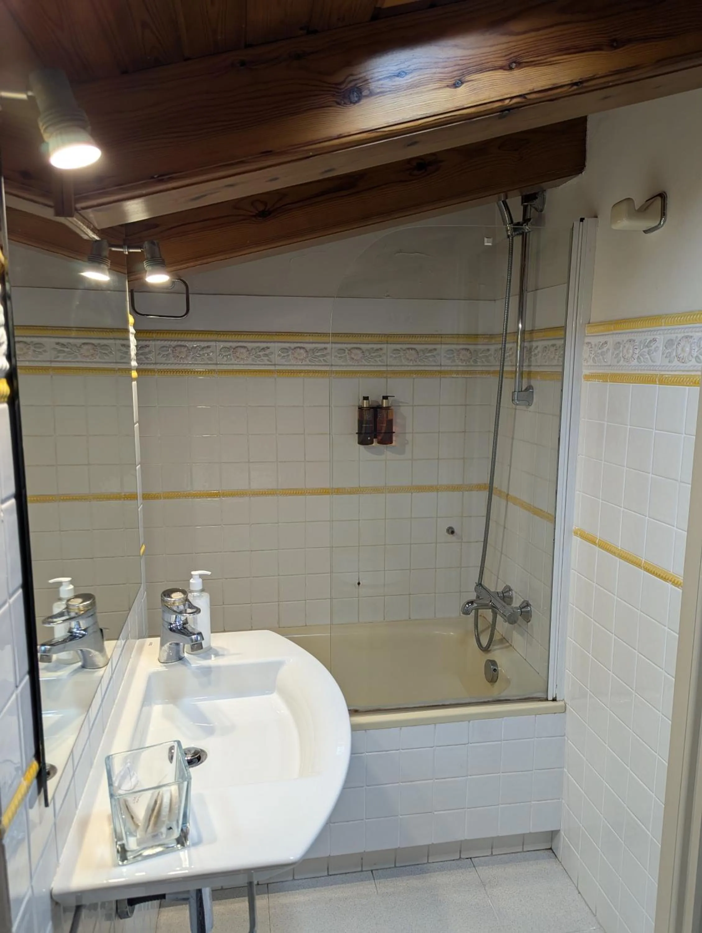 Bathroom in Hostal de la Plaça - Hotel Boutique