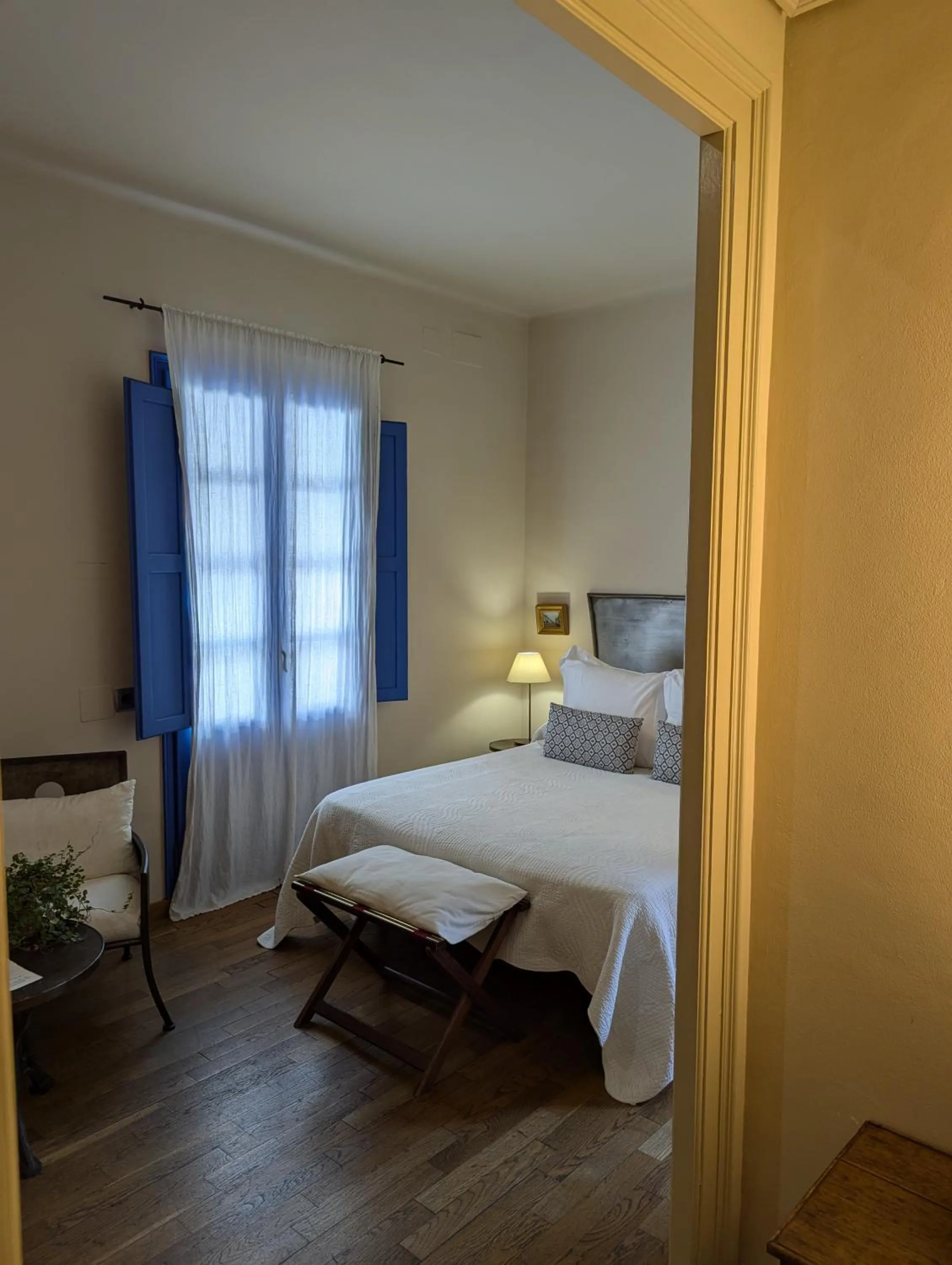 Bedroom, Bed in Hostal de la Plaça - Hotel Boutique