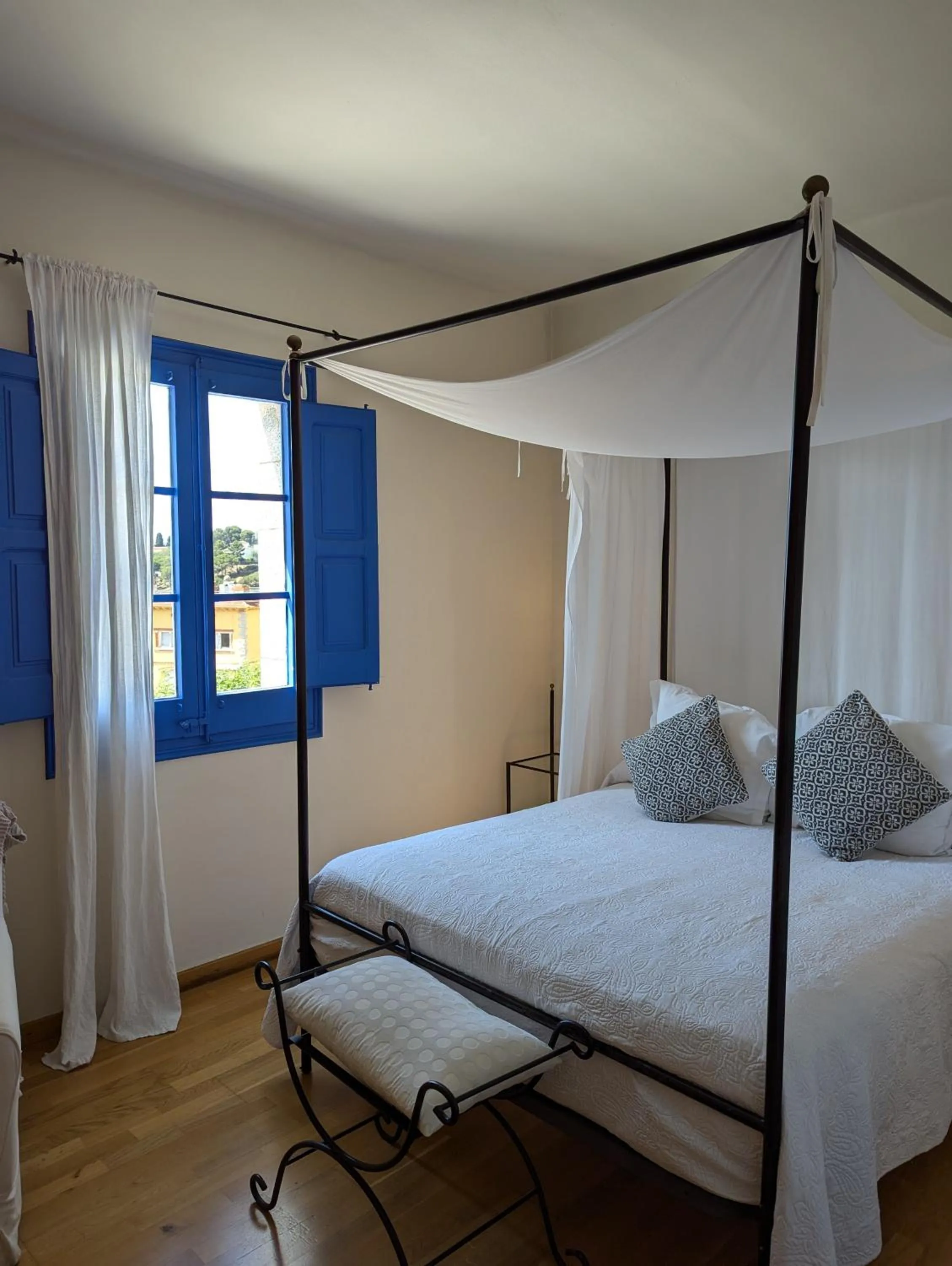 Bedroom, Bed in Hostal de la Plaça - Hotel Boutique