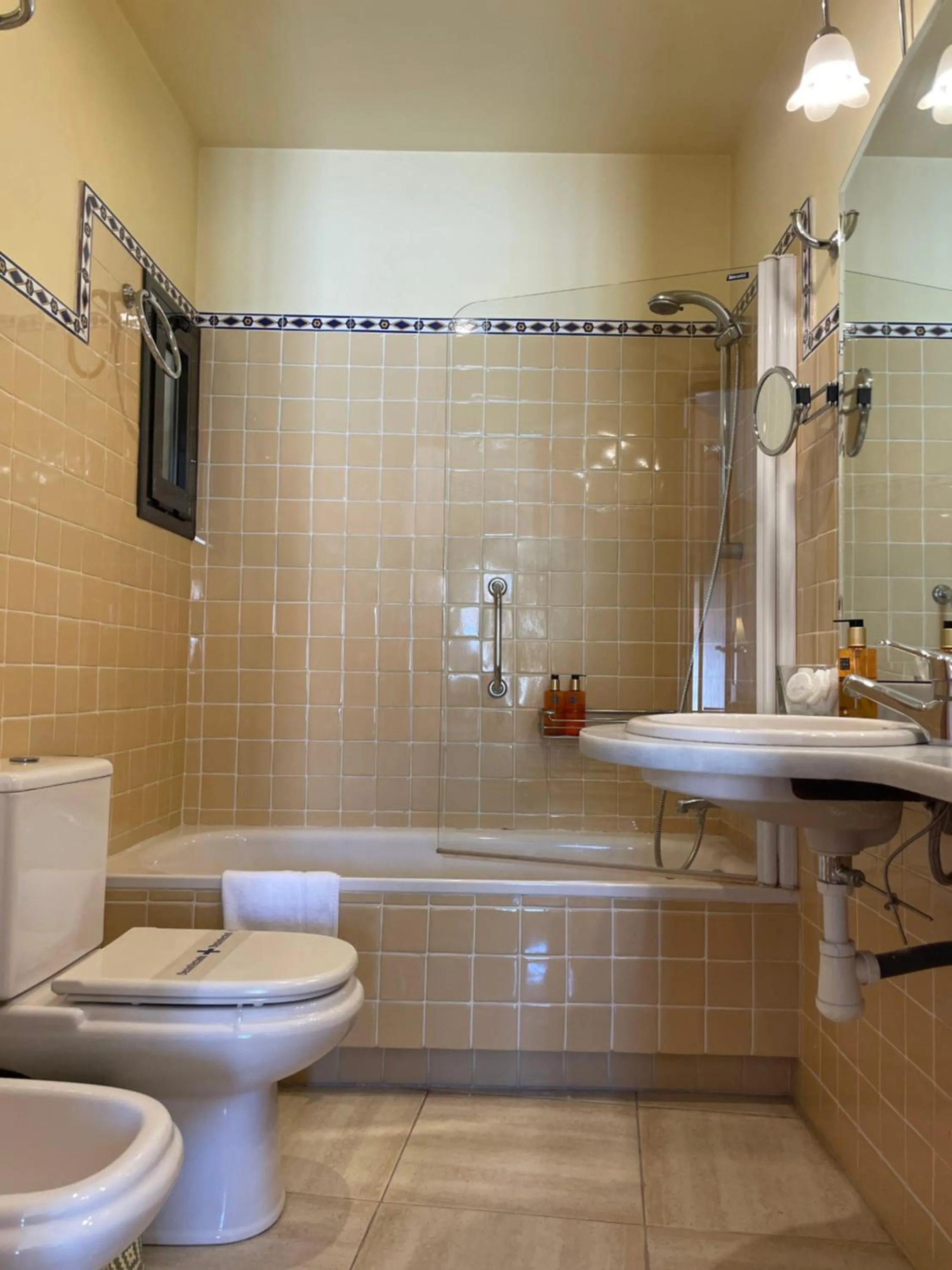 Bathroom in Hostal de la Plaça - Hotel Boutique