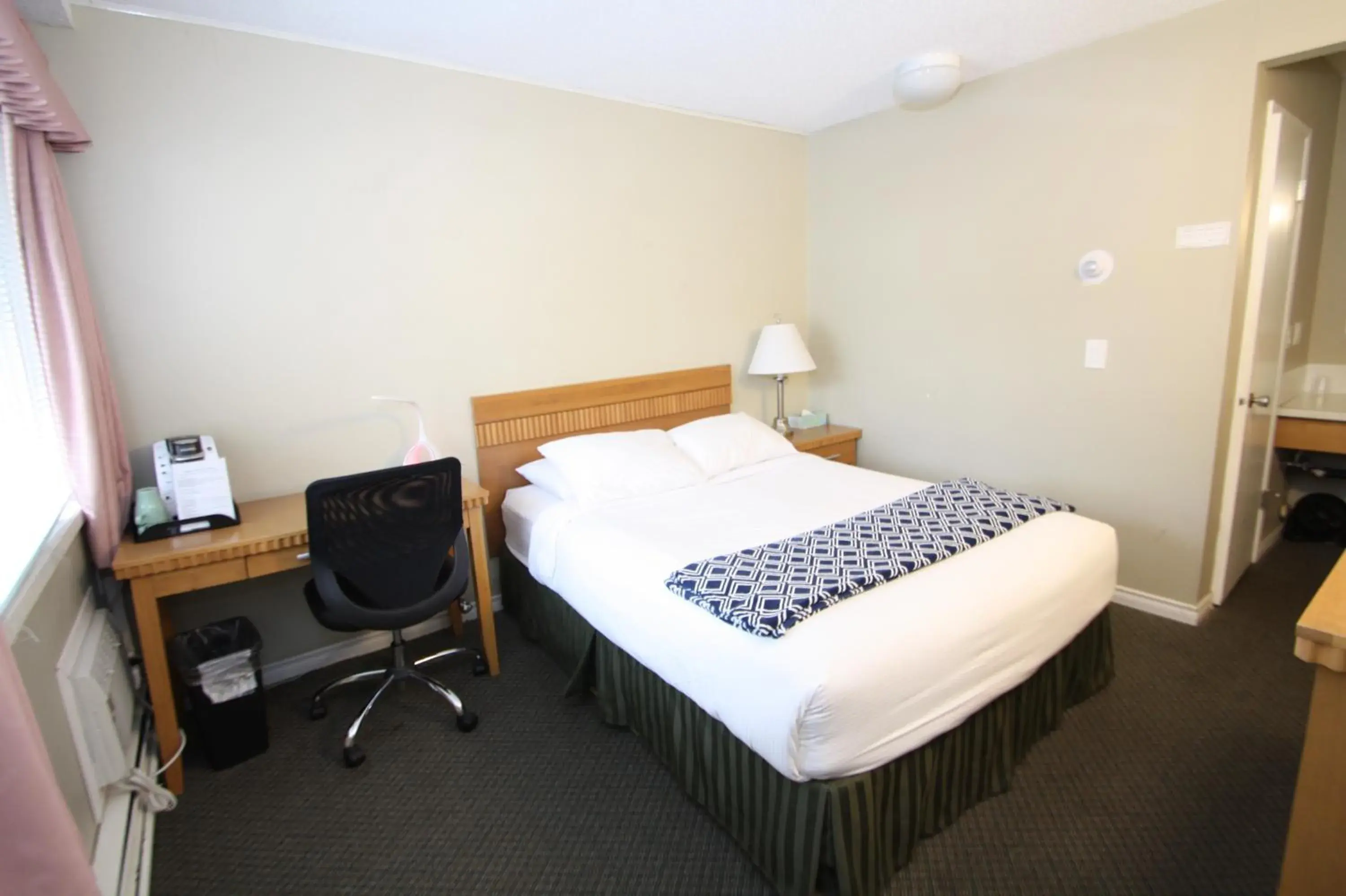 Queen Room in Harrison Spa Motel Queen Room in Harrison Spa Motel