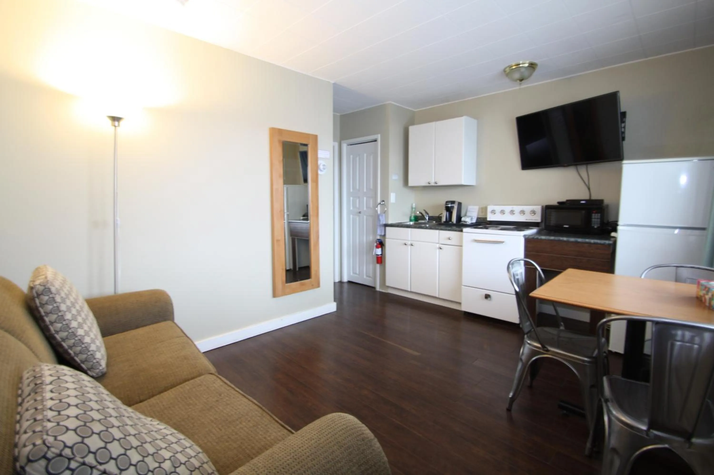 TV and multimedia in Harrison Spa Motel