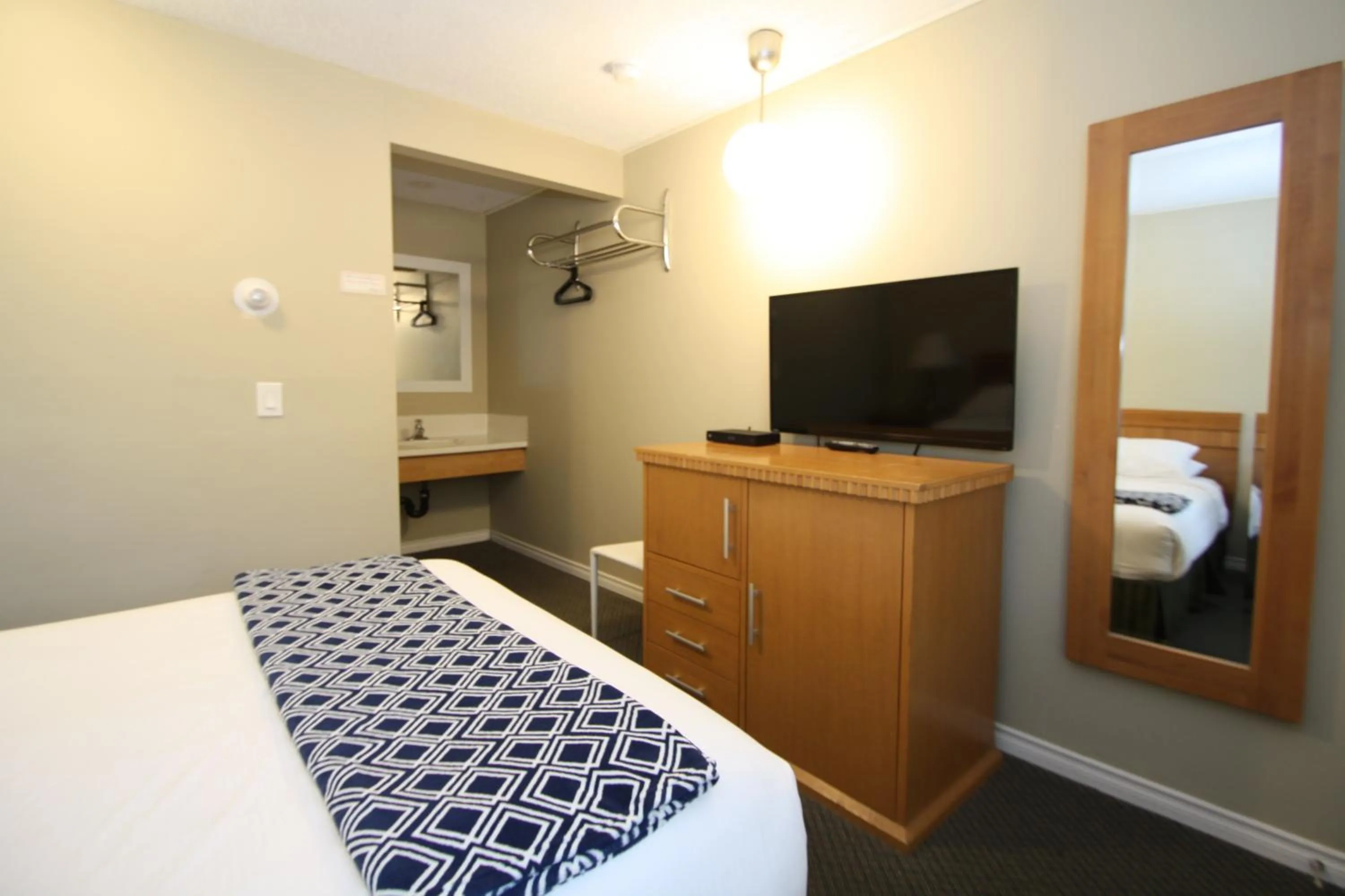 Bed in Harrison Spa Motel