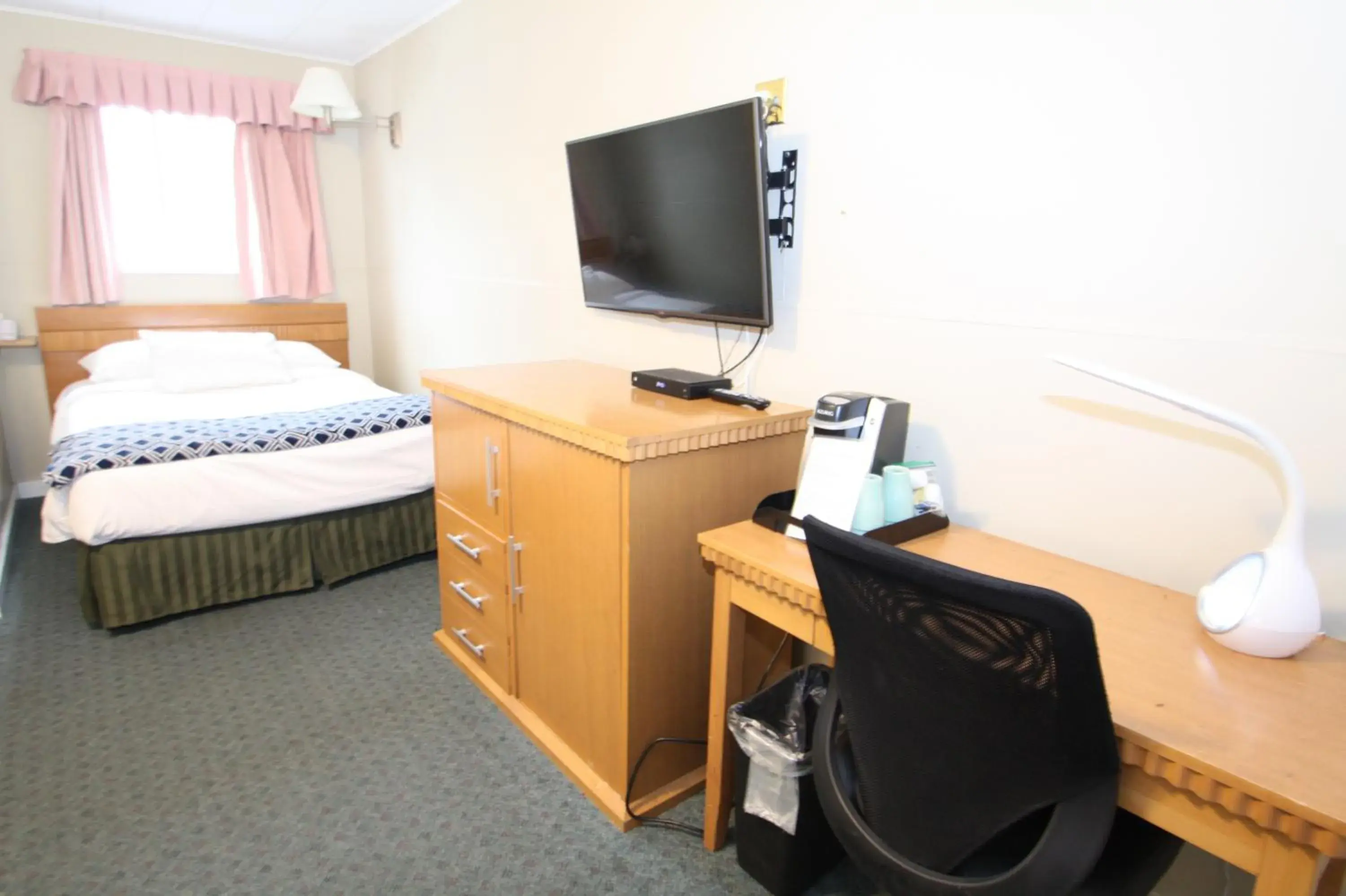 Queen Room with Two Queen Beds in Harrison Spa Motel Queen Room with Two Queen Beds in Harrison Spa Motel