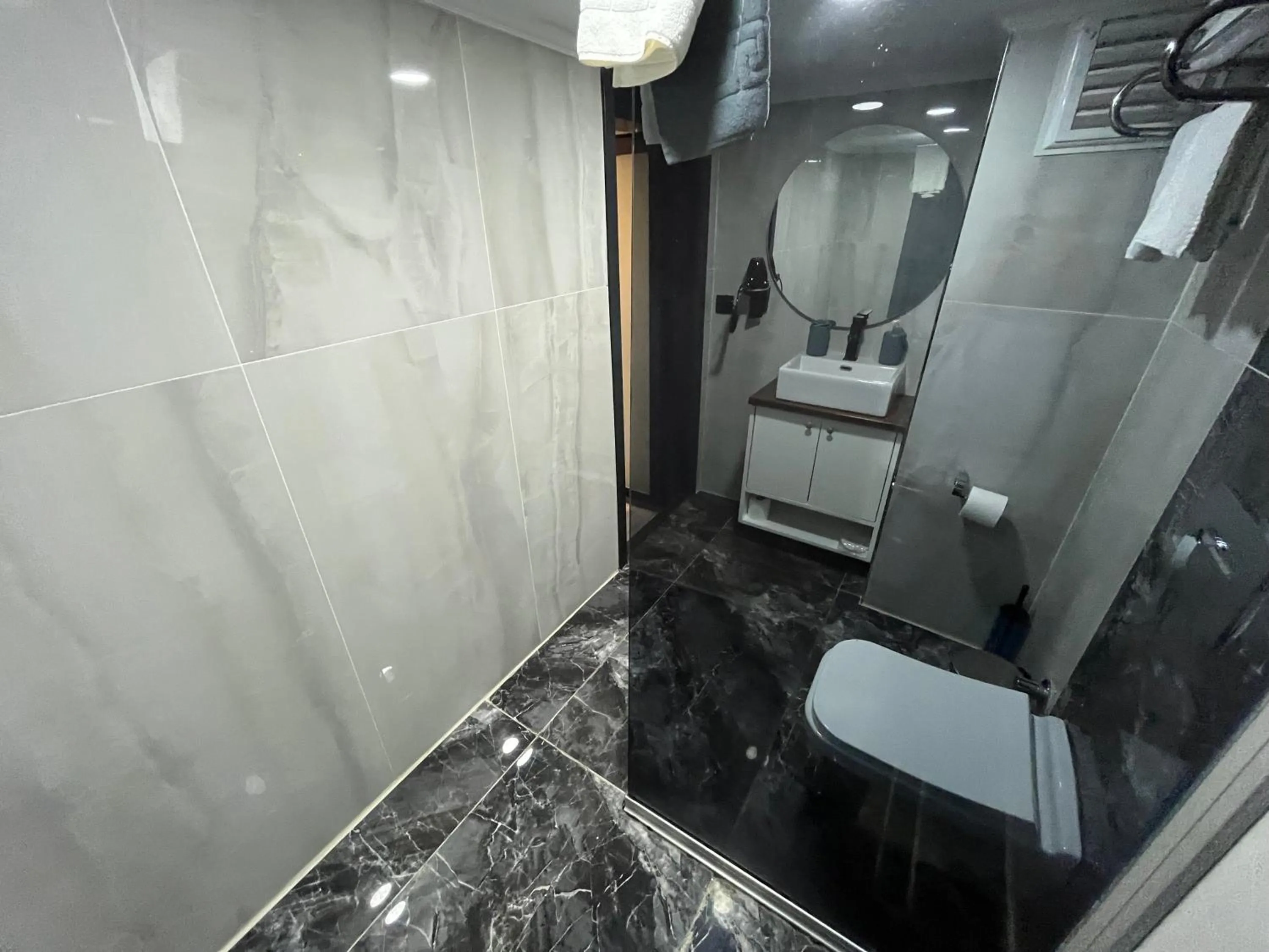 Shower in White Palace Haliç