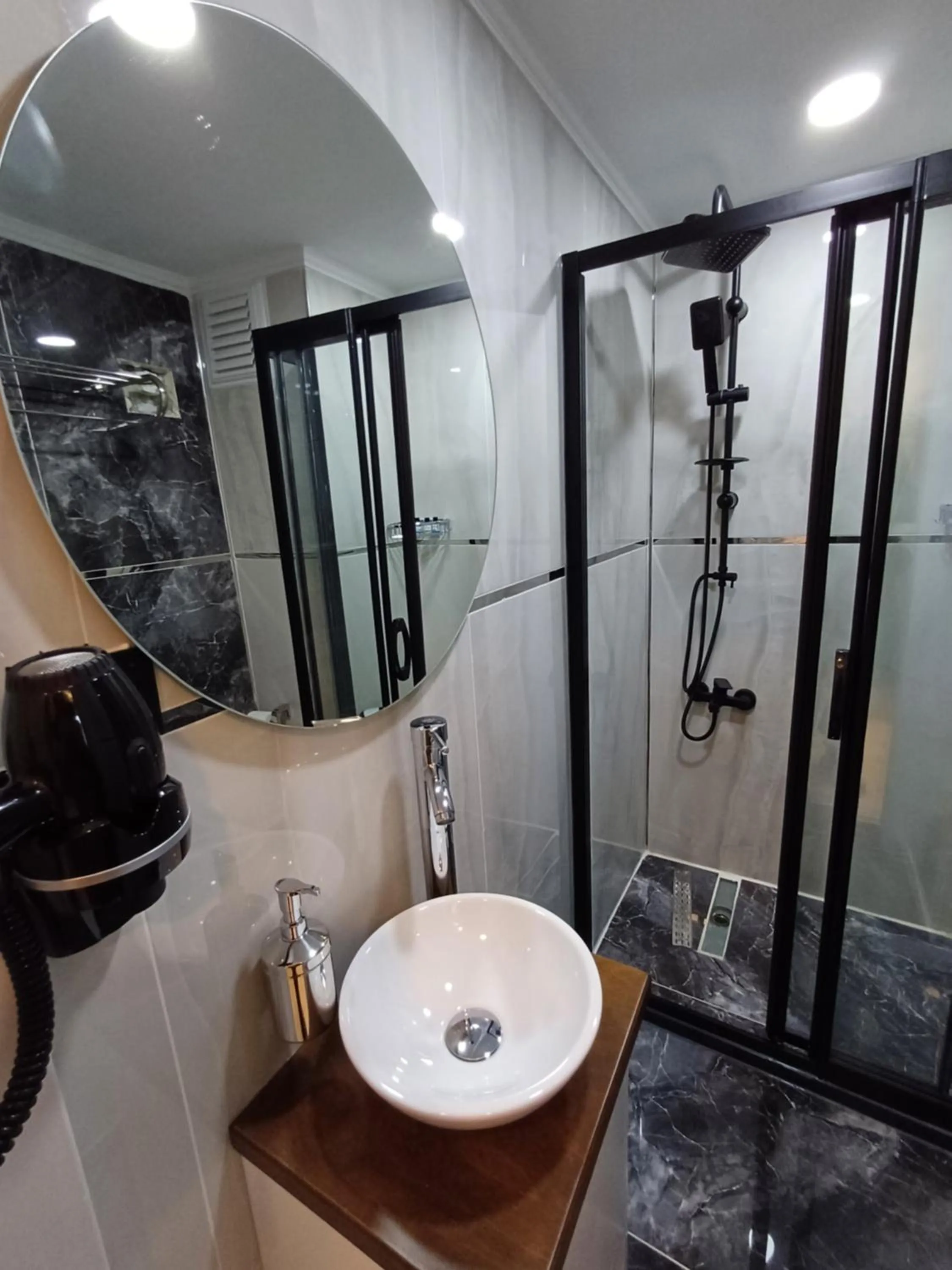 Toilet in White Palace Haliç