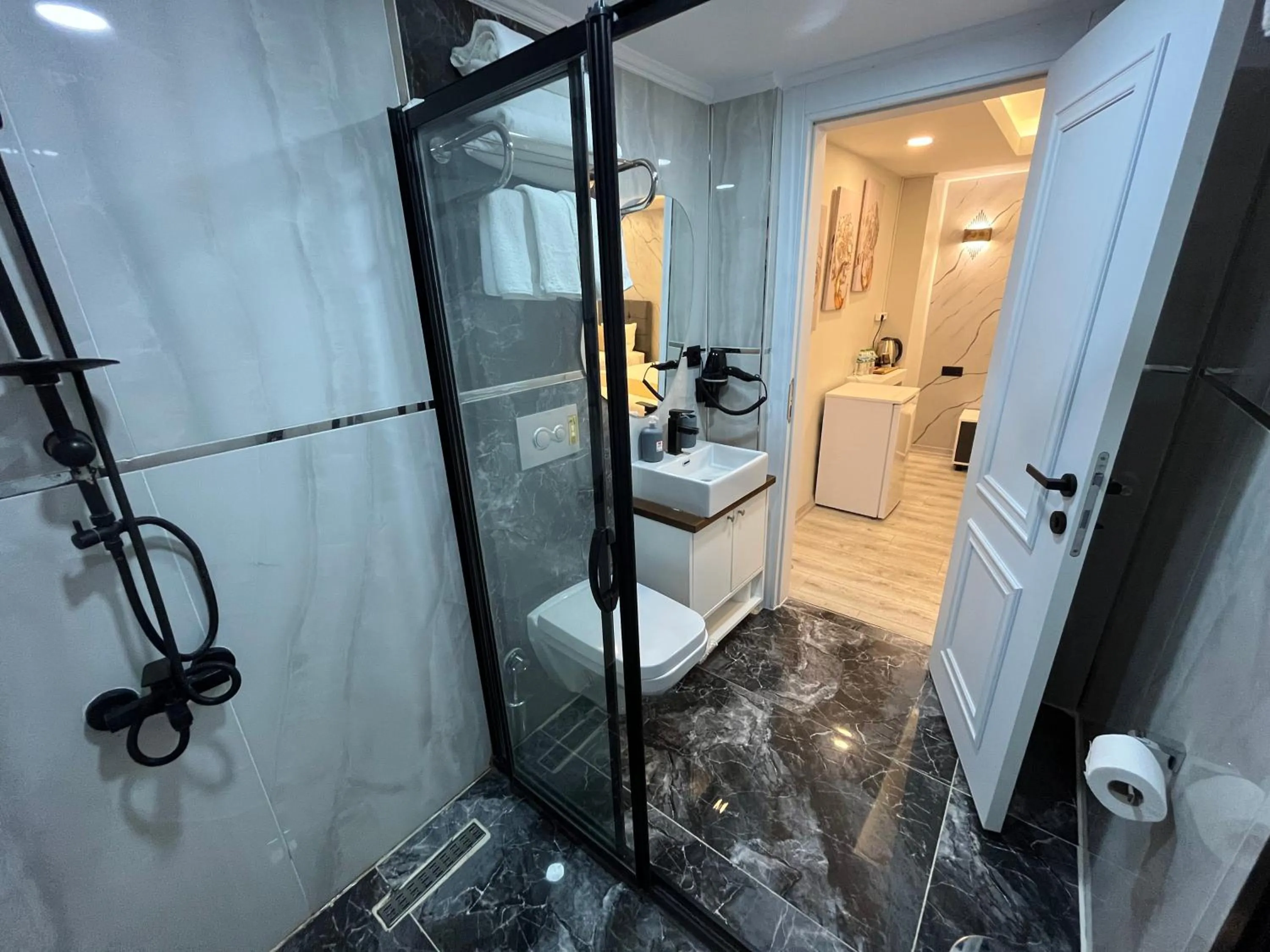 Shower in White Palace Haliç