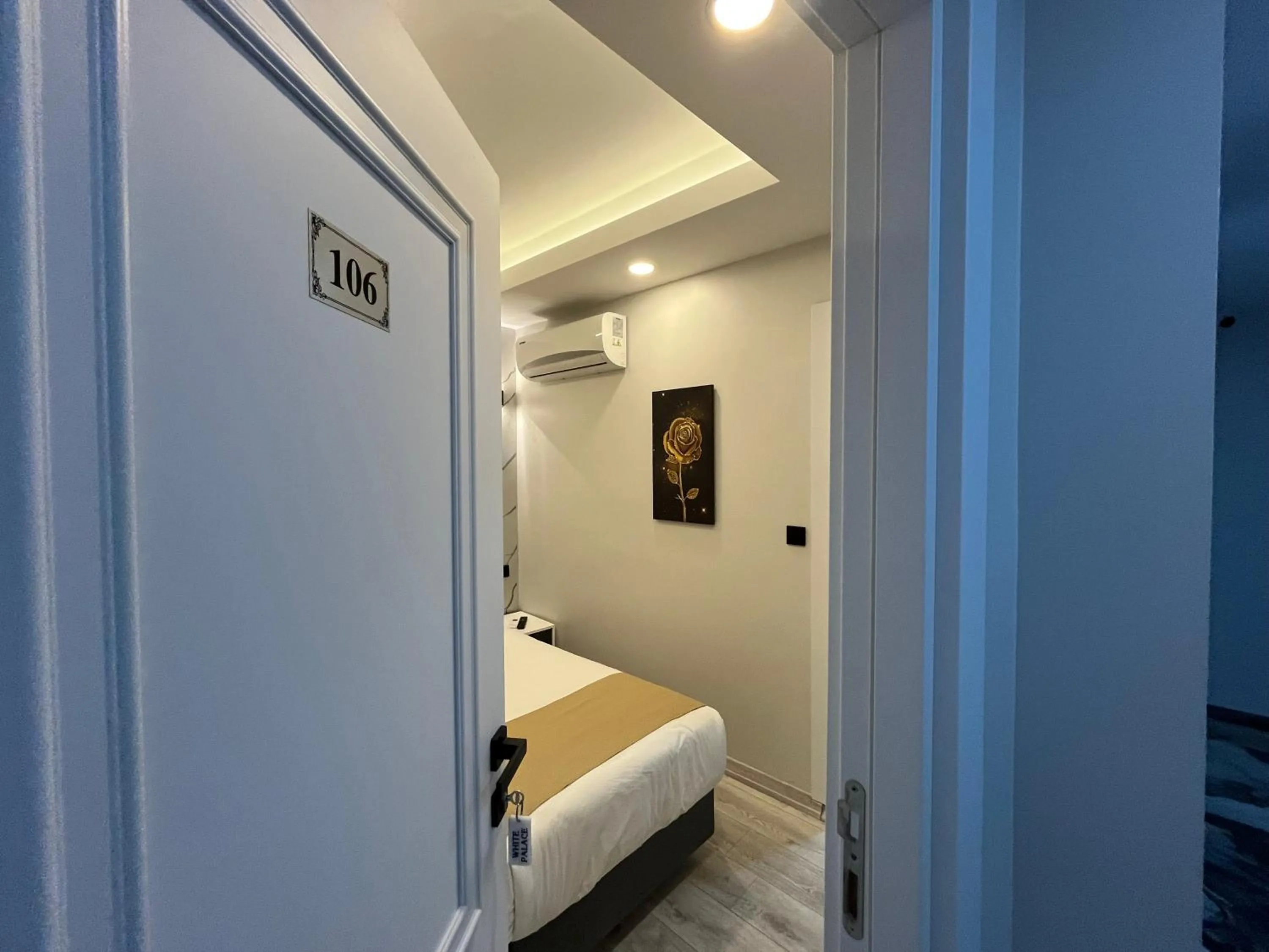 Bed in White Palace Haliç