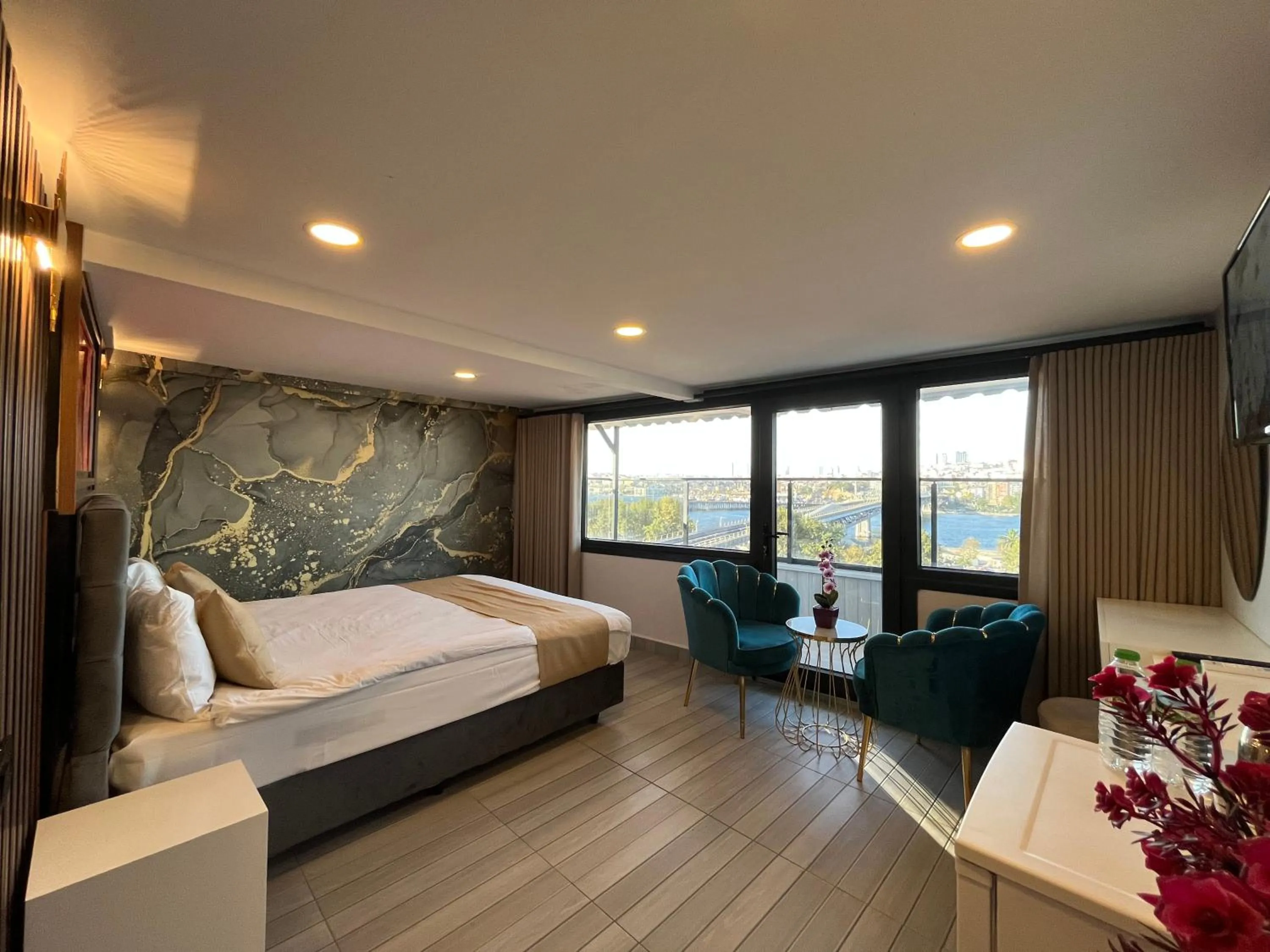 Photo of the whole room, Bed in White Palace Haliç