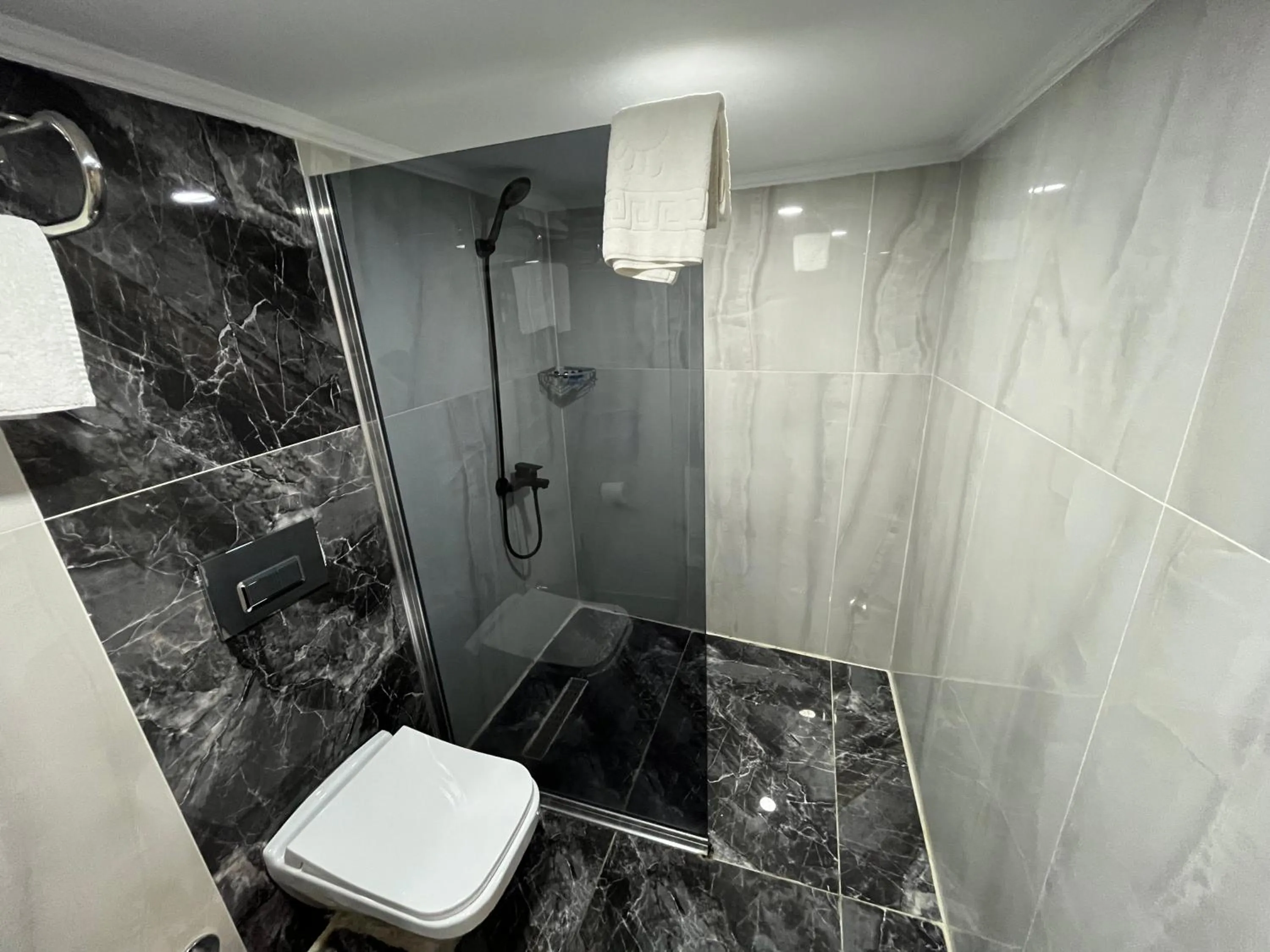 Shower in White Palace Haliç