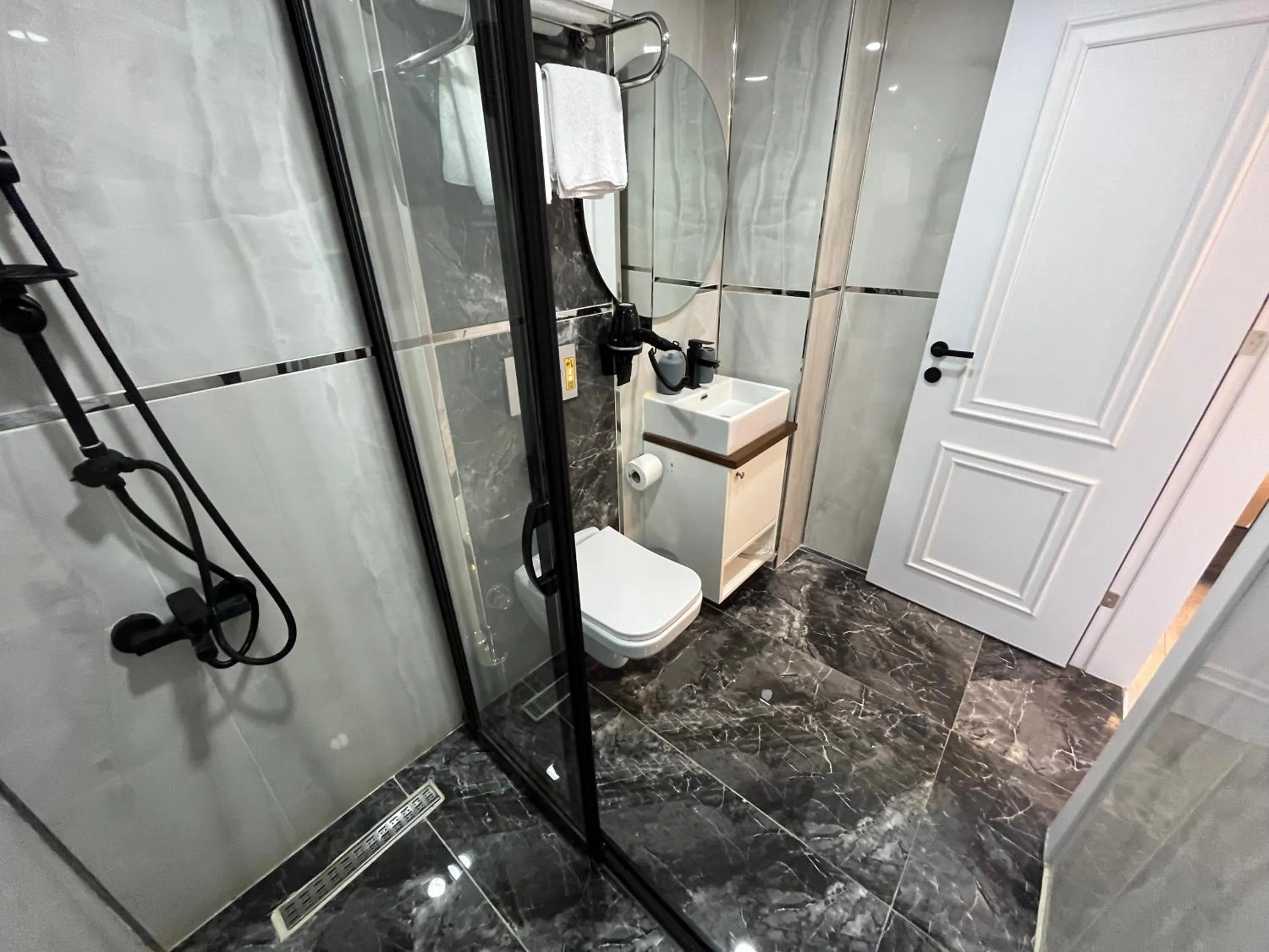 Shower in White Palace Haliç