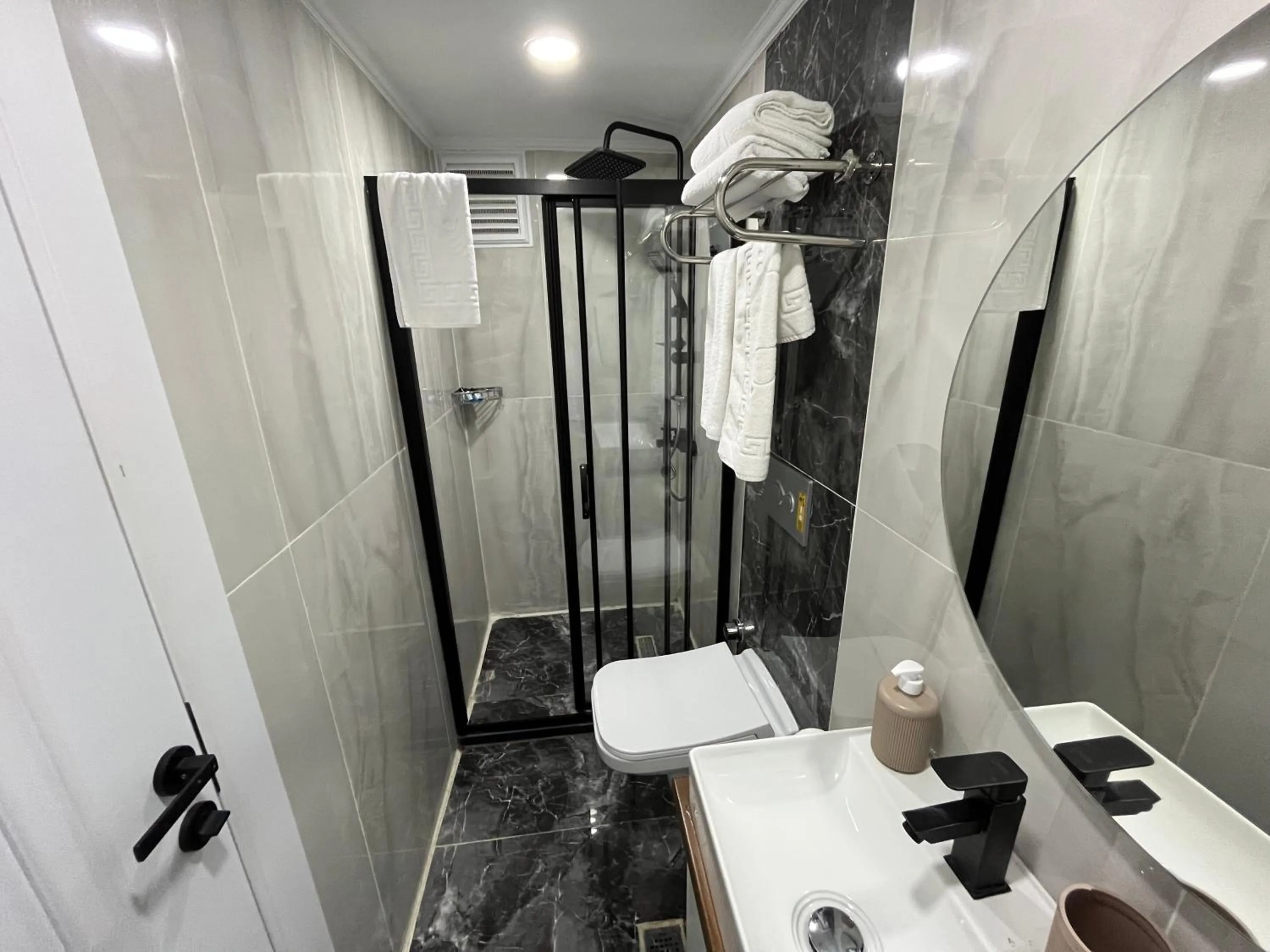 Shower in White Palace Haliç