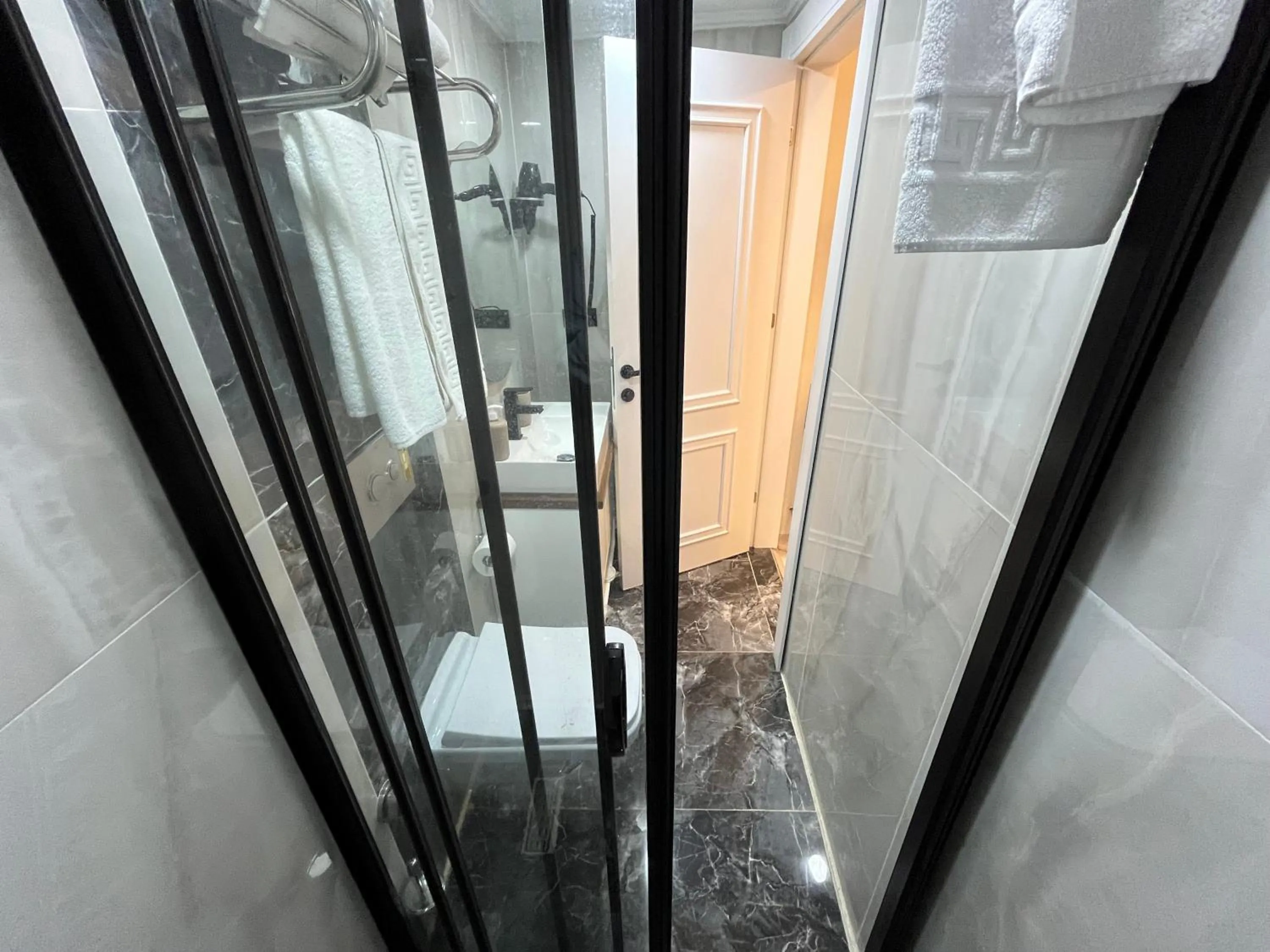 Shower in White Palace Haliç