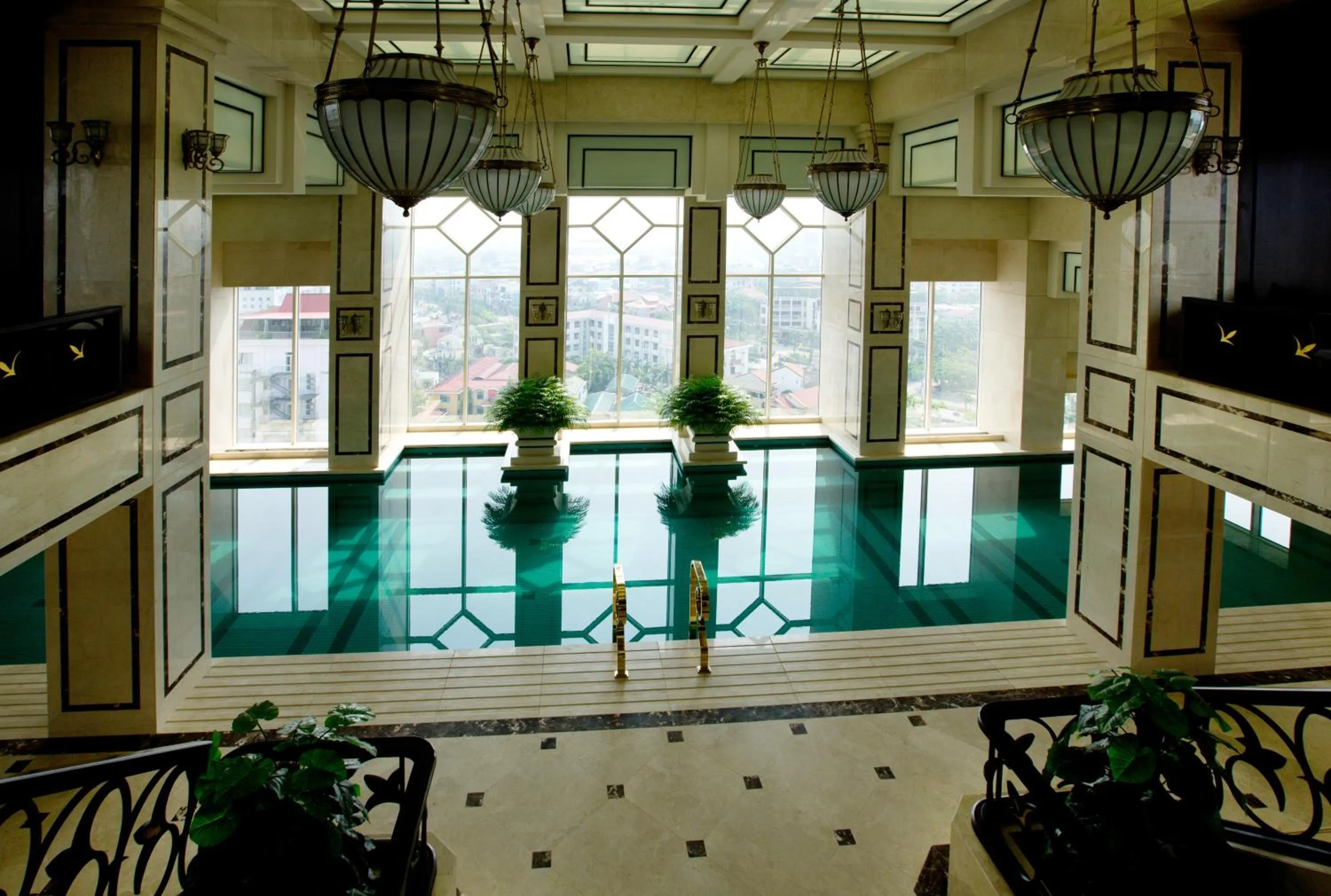 Swimming pool in Eldora Hotel