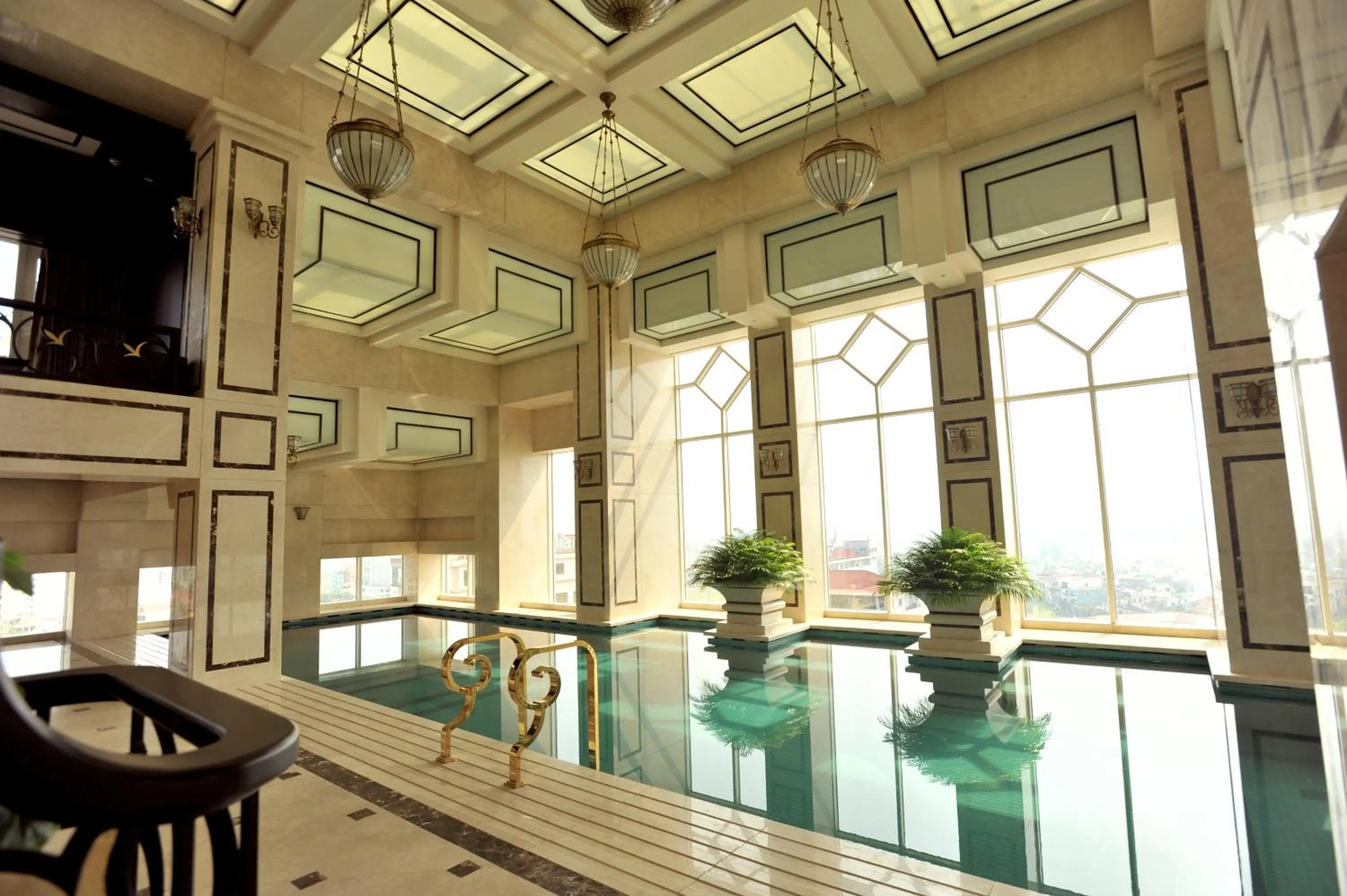 Swimming pool in Eldora Hotel