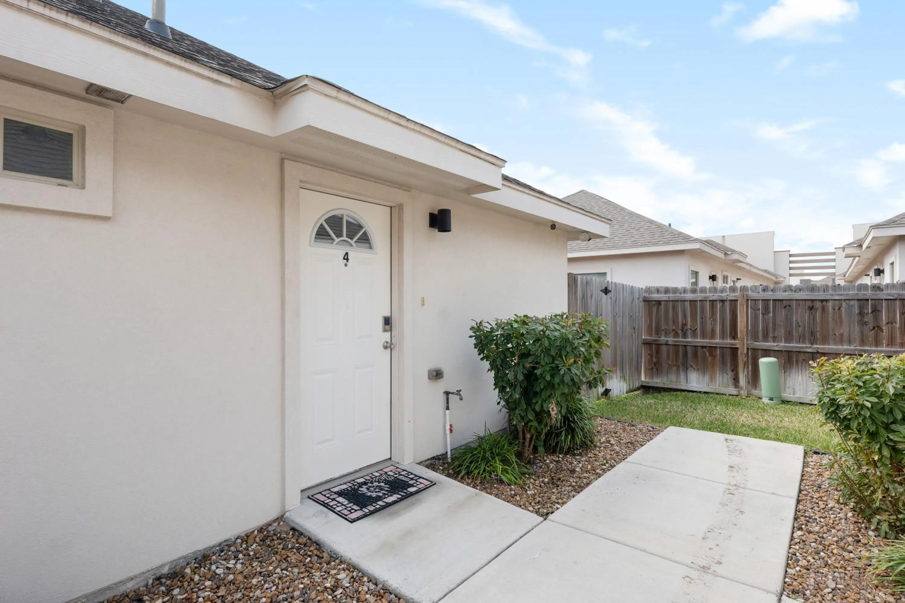 Property building in Stylish Furnished 2Bd 2Ba Apartment with Wifi Close to Shopping and Entertainment in McAllen Month to month contract on long term stays