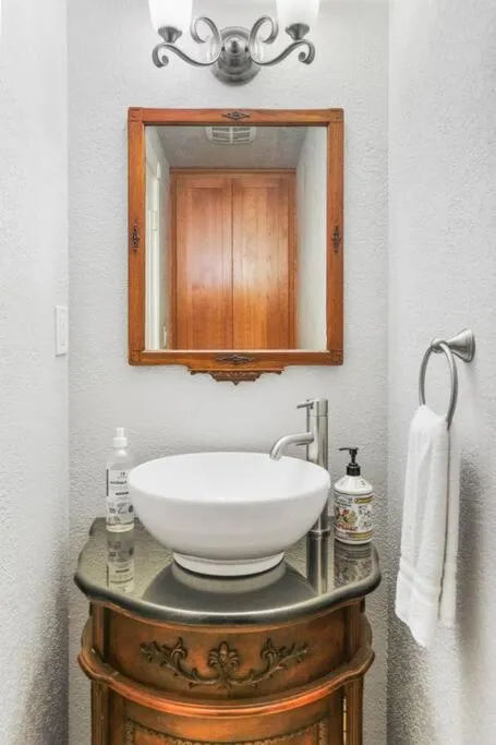 Idyllic Lakeside Getaway - Hidden Gem