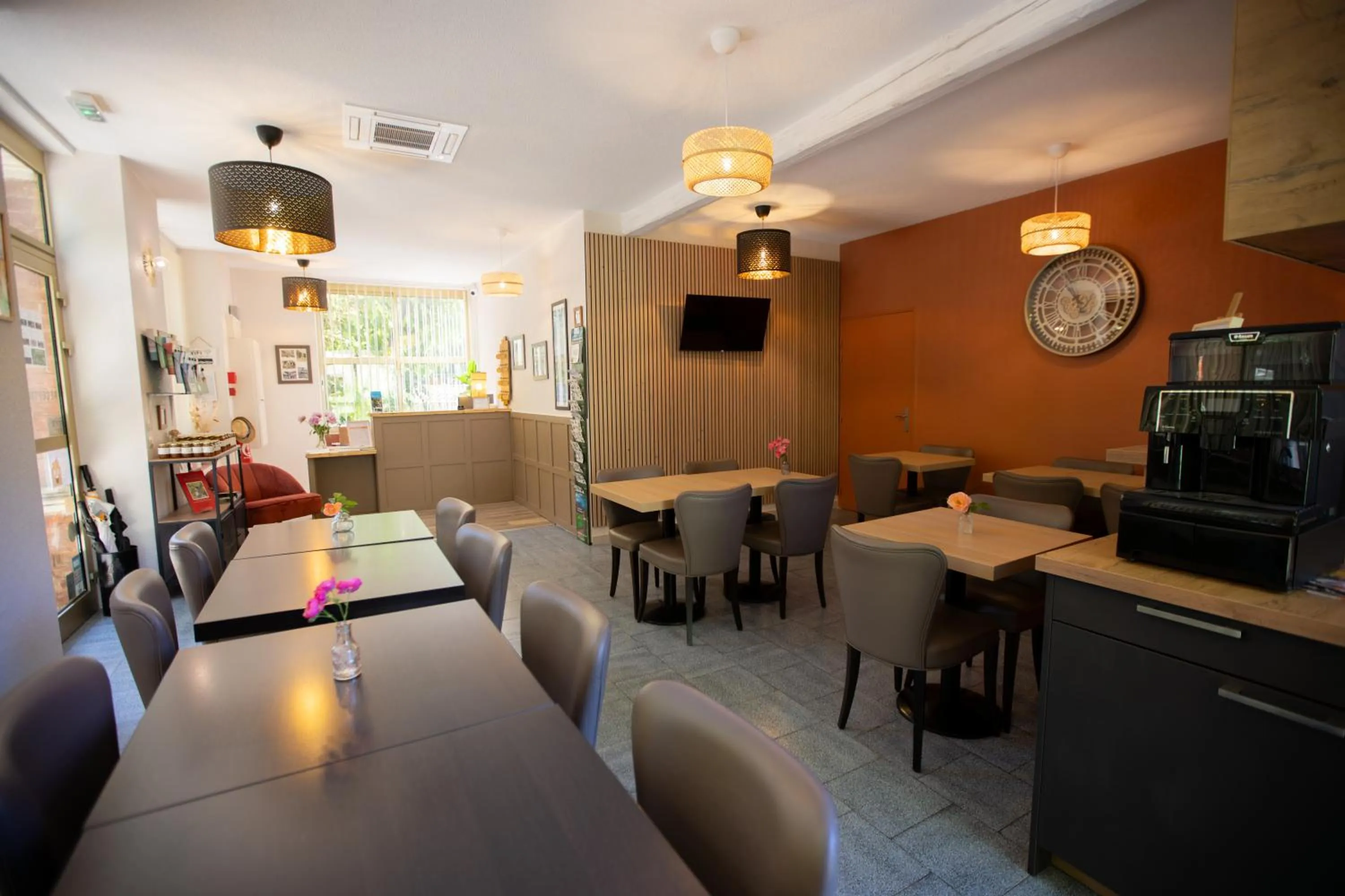 Property building in Hotel Les Bellugues