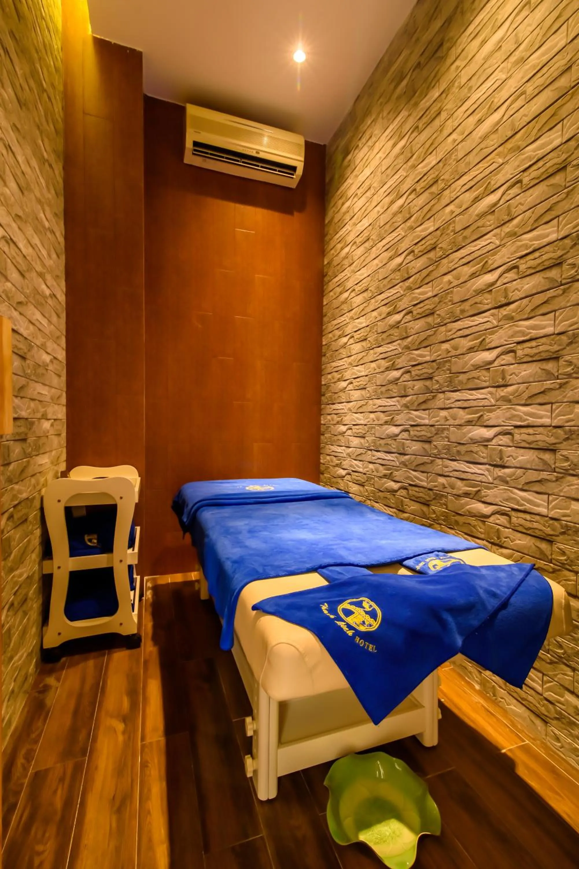 Massage in Thanh Lich Royal Boutique