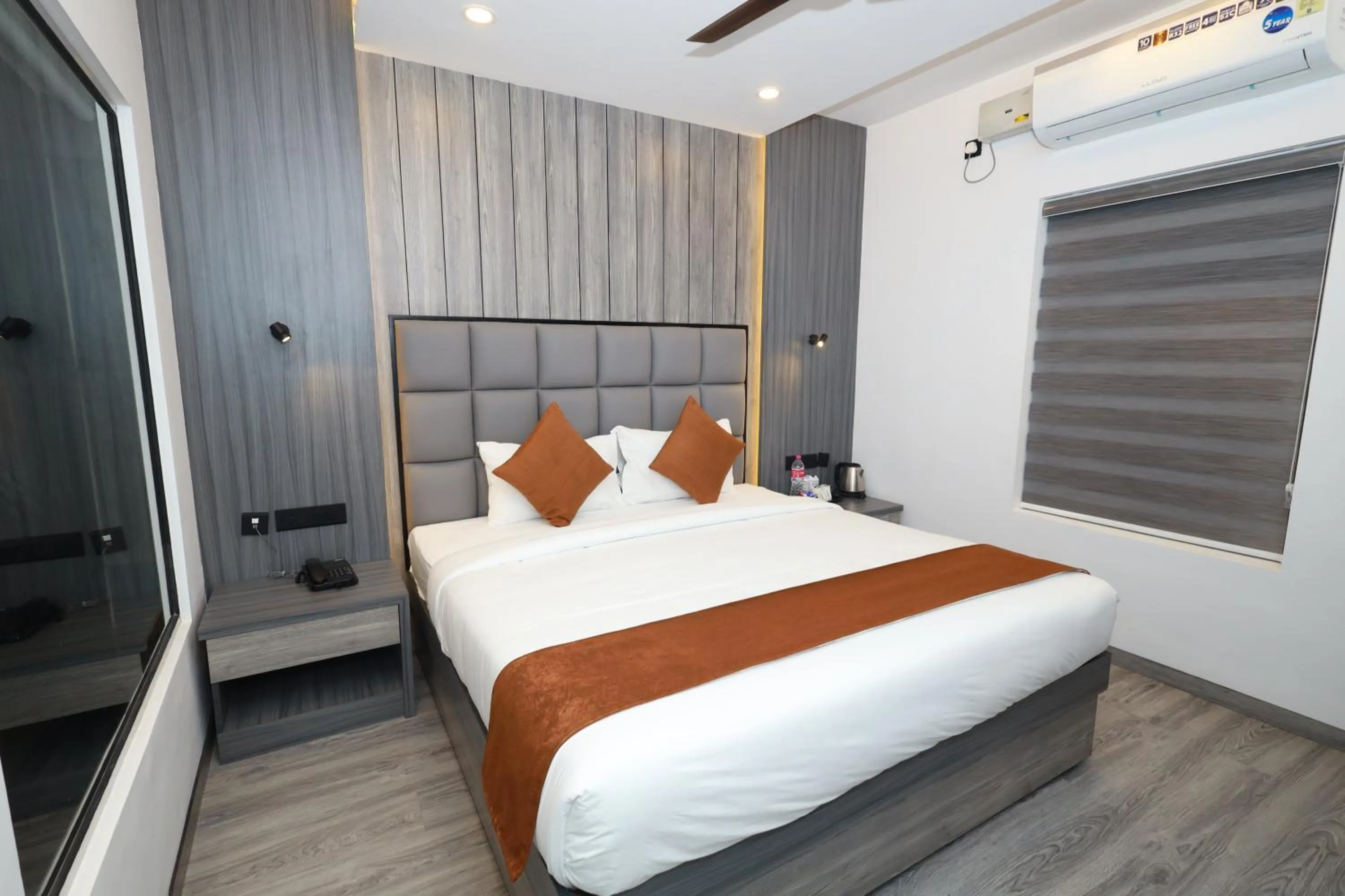 Bedroom, Bed in Goodland Elegance