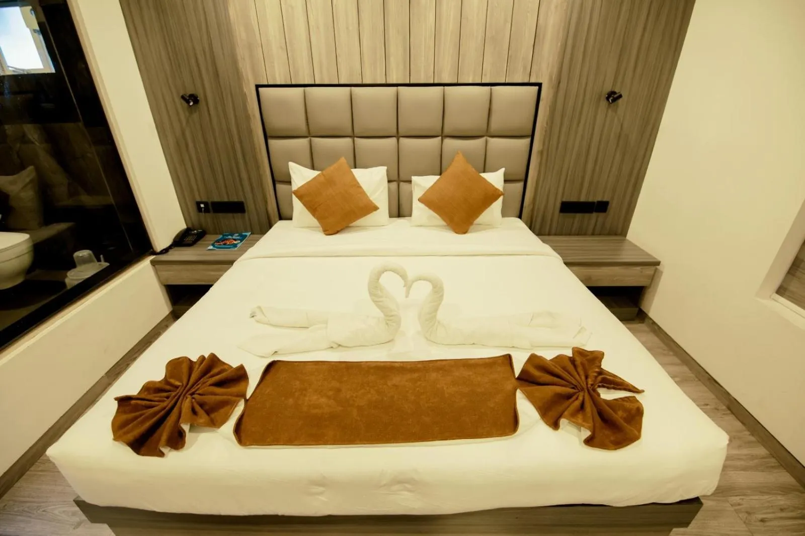 Photo of the whole room, Bed in Goodland Elegance