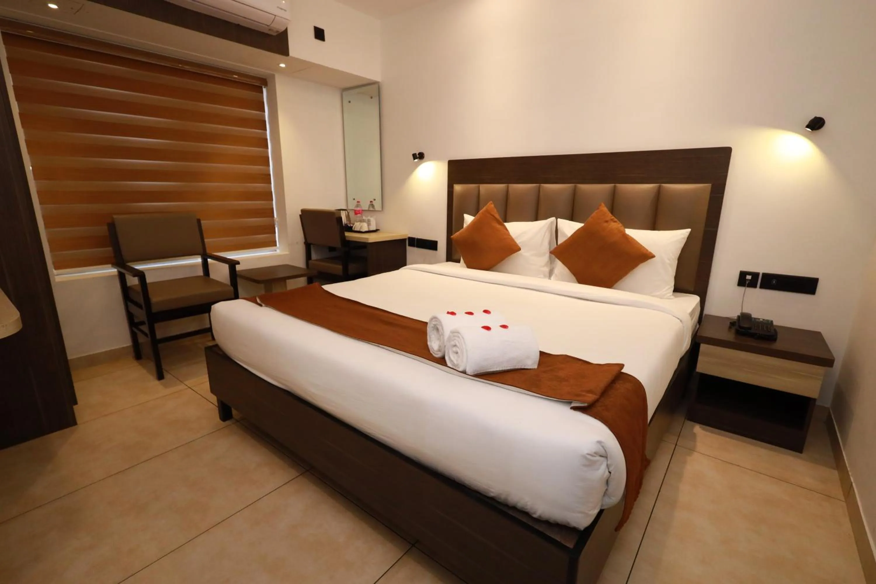 Bedroom, Bed in Goodland Elegance