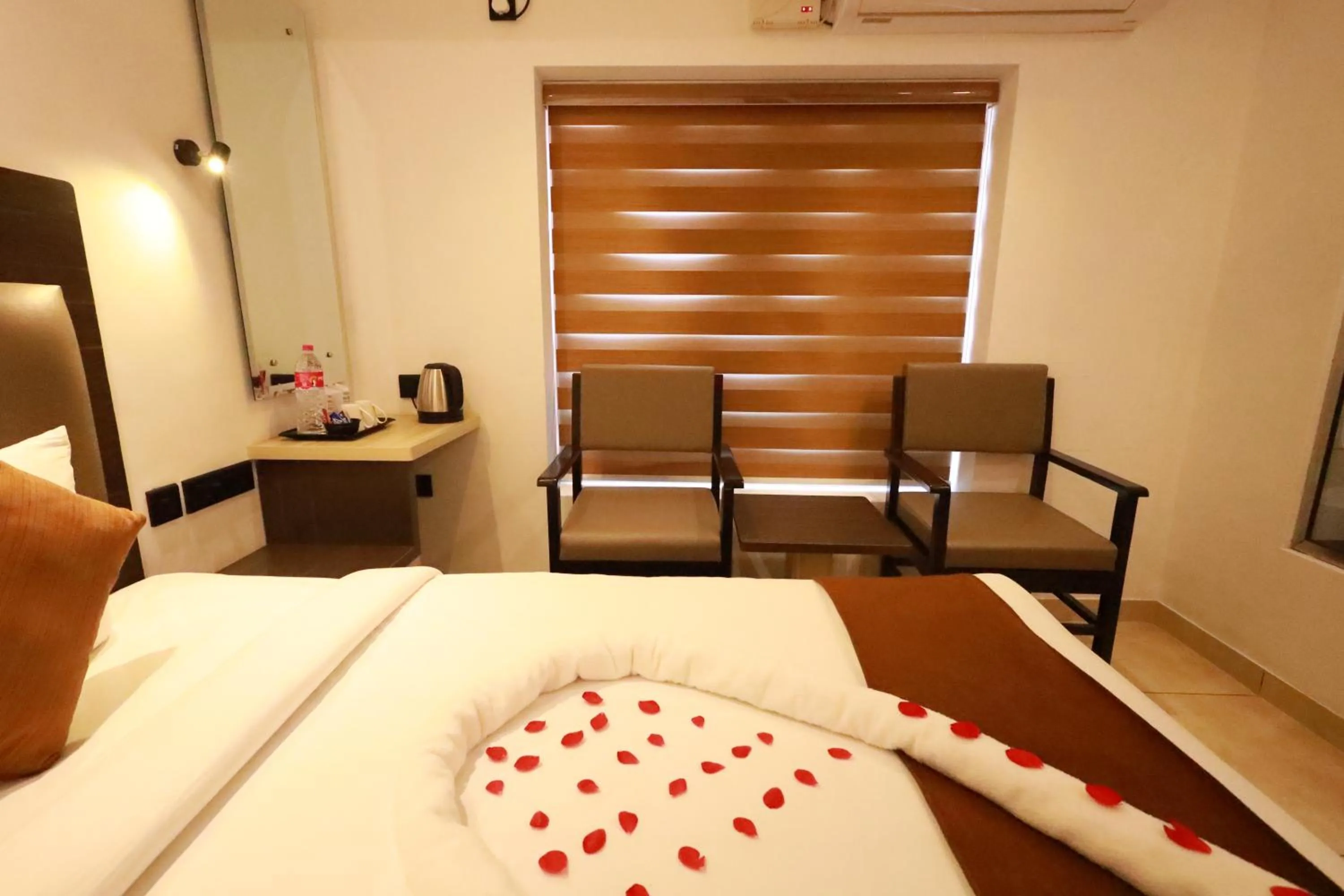 Bedroom, Bed in Goodland Elegance