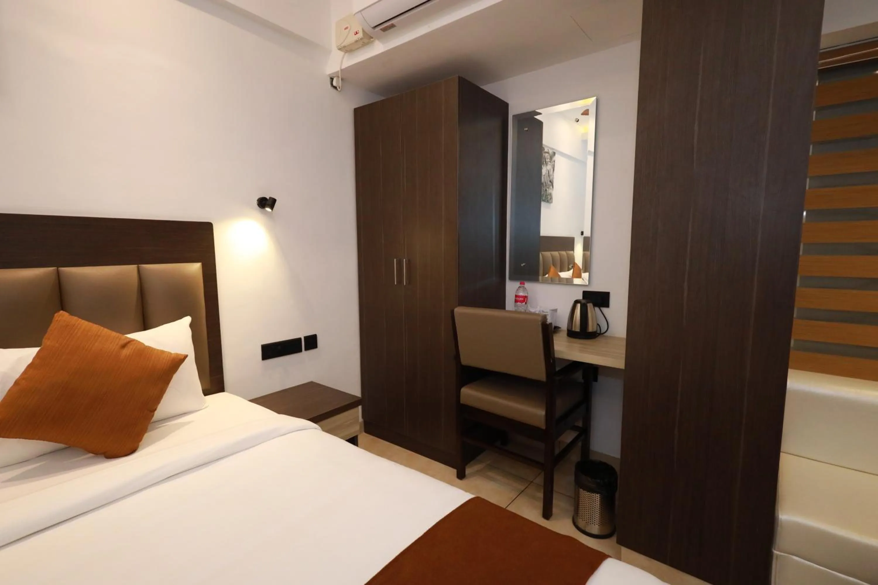 Bedroom, Bed in Goodland Elegance