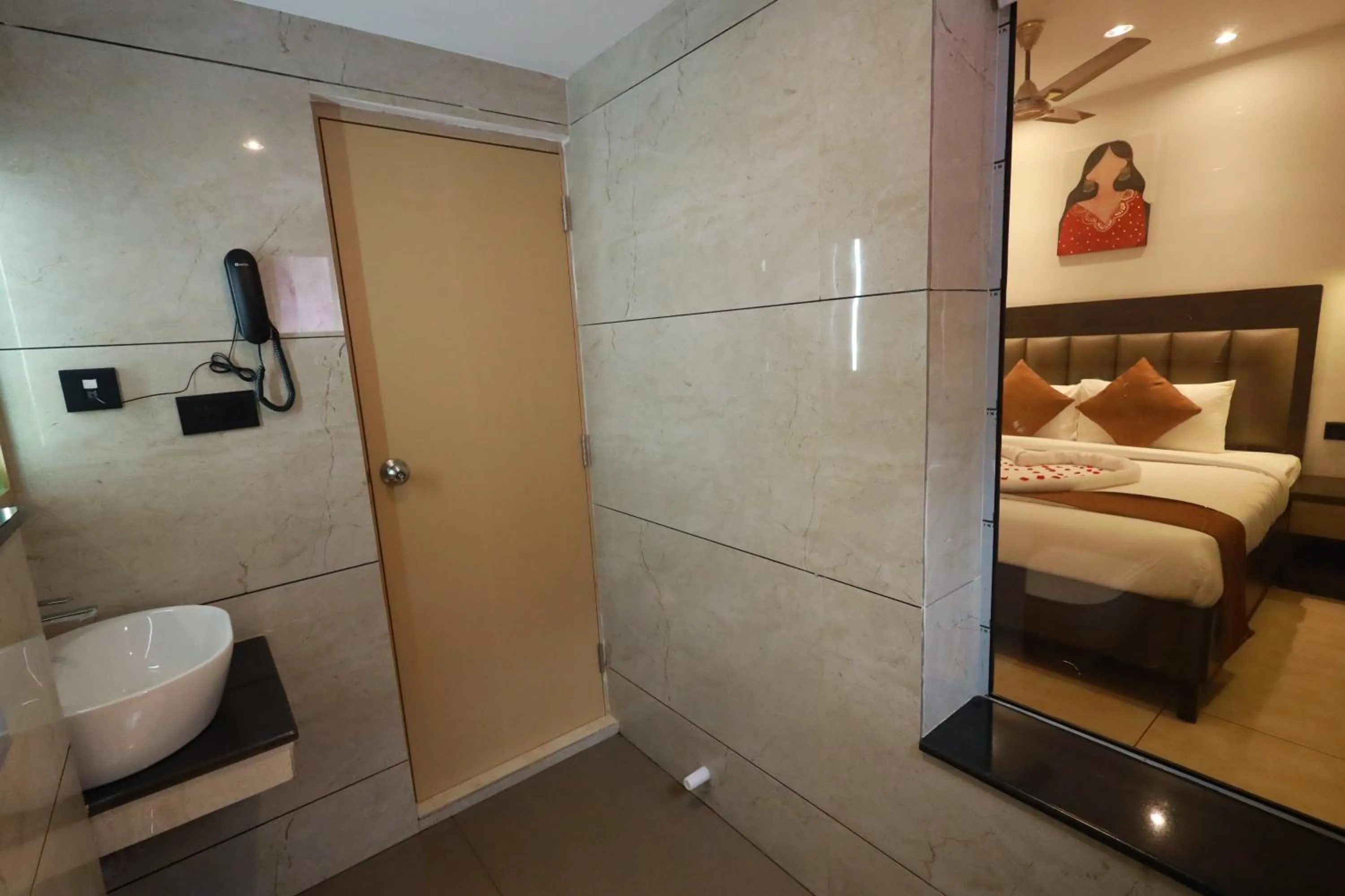 Bathroom, Bed in Goodland Elegance