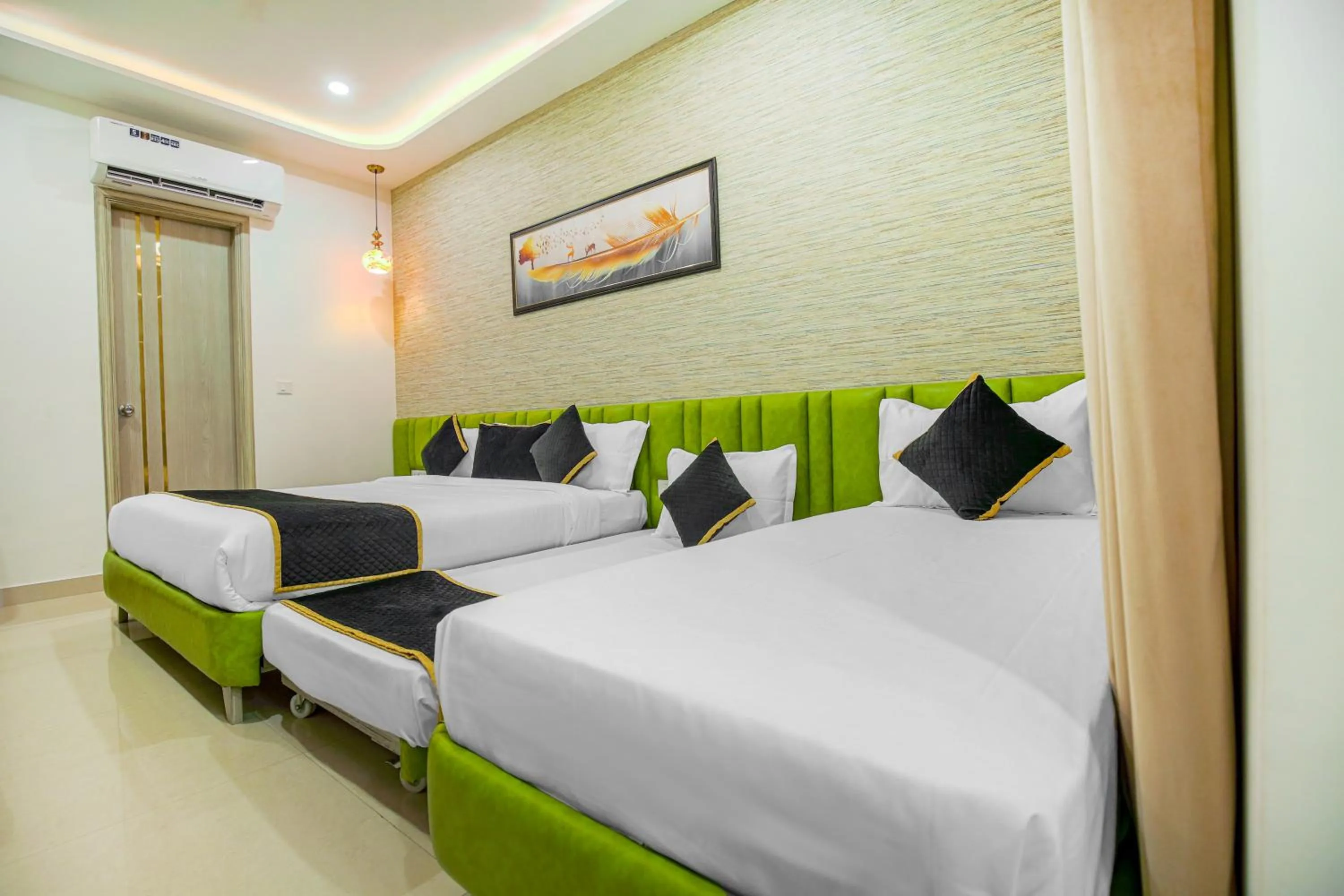 Bed in Hotel Golden Stay