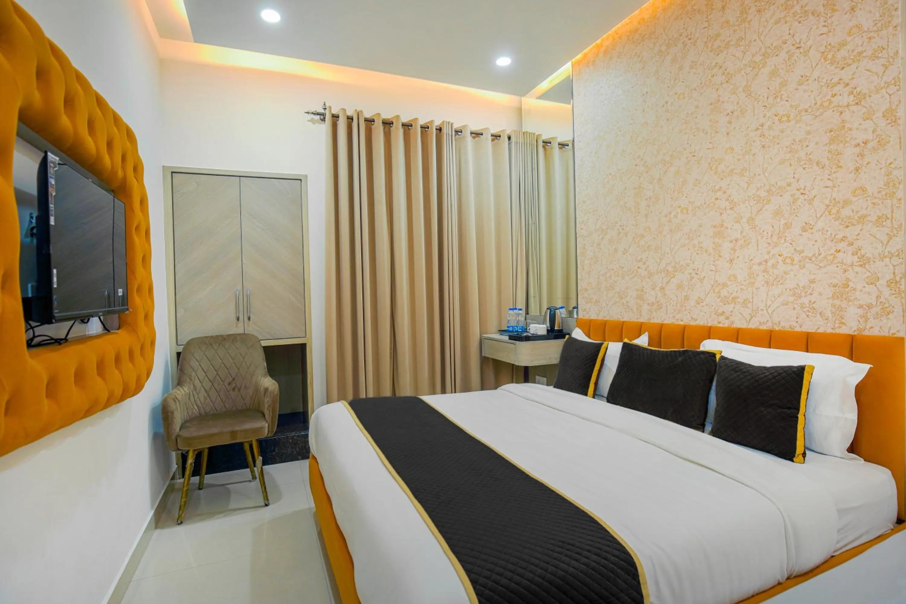 Bed in Hotel Golden Stay