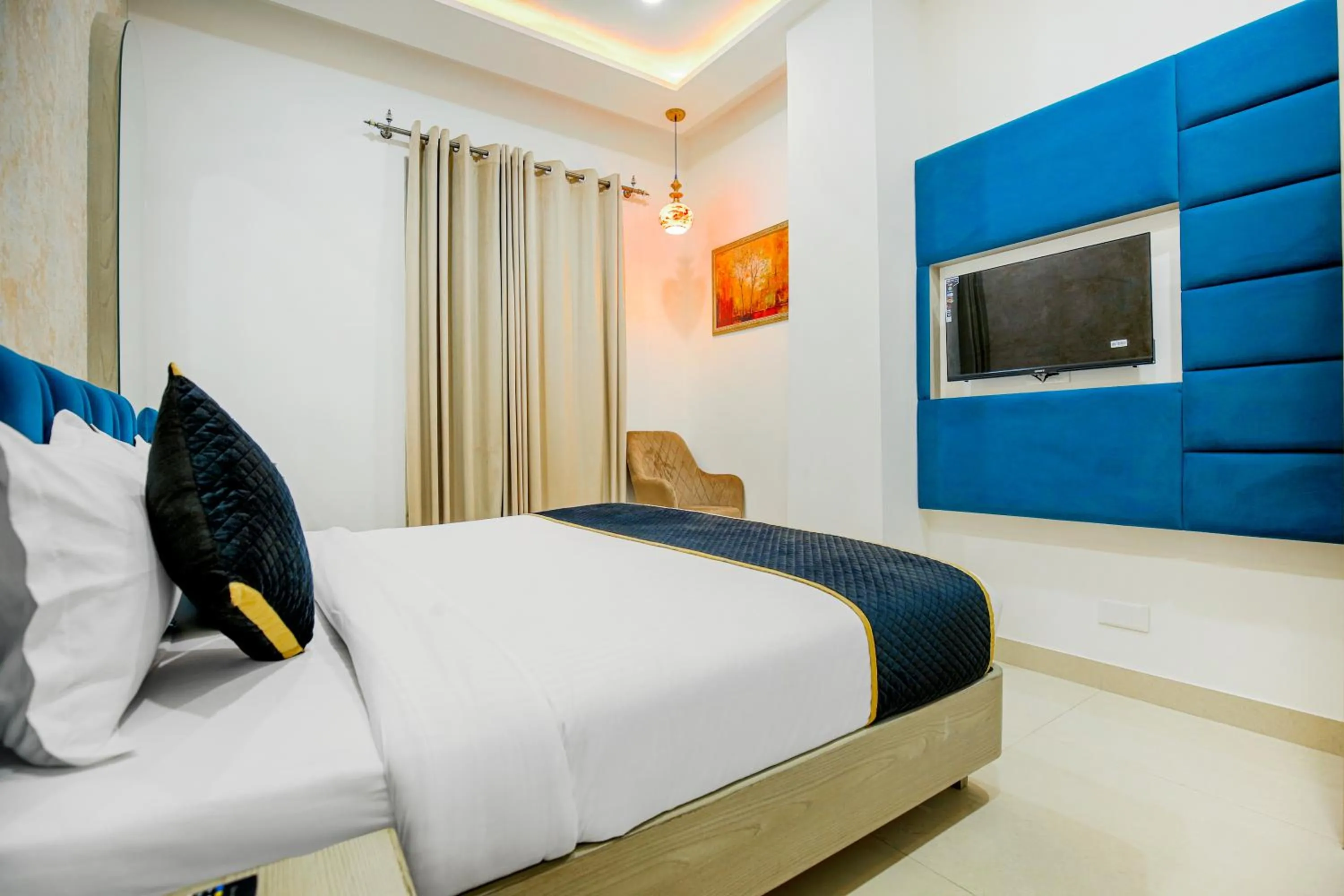 Bed in Hotel Golden Stay