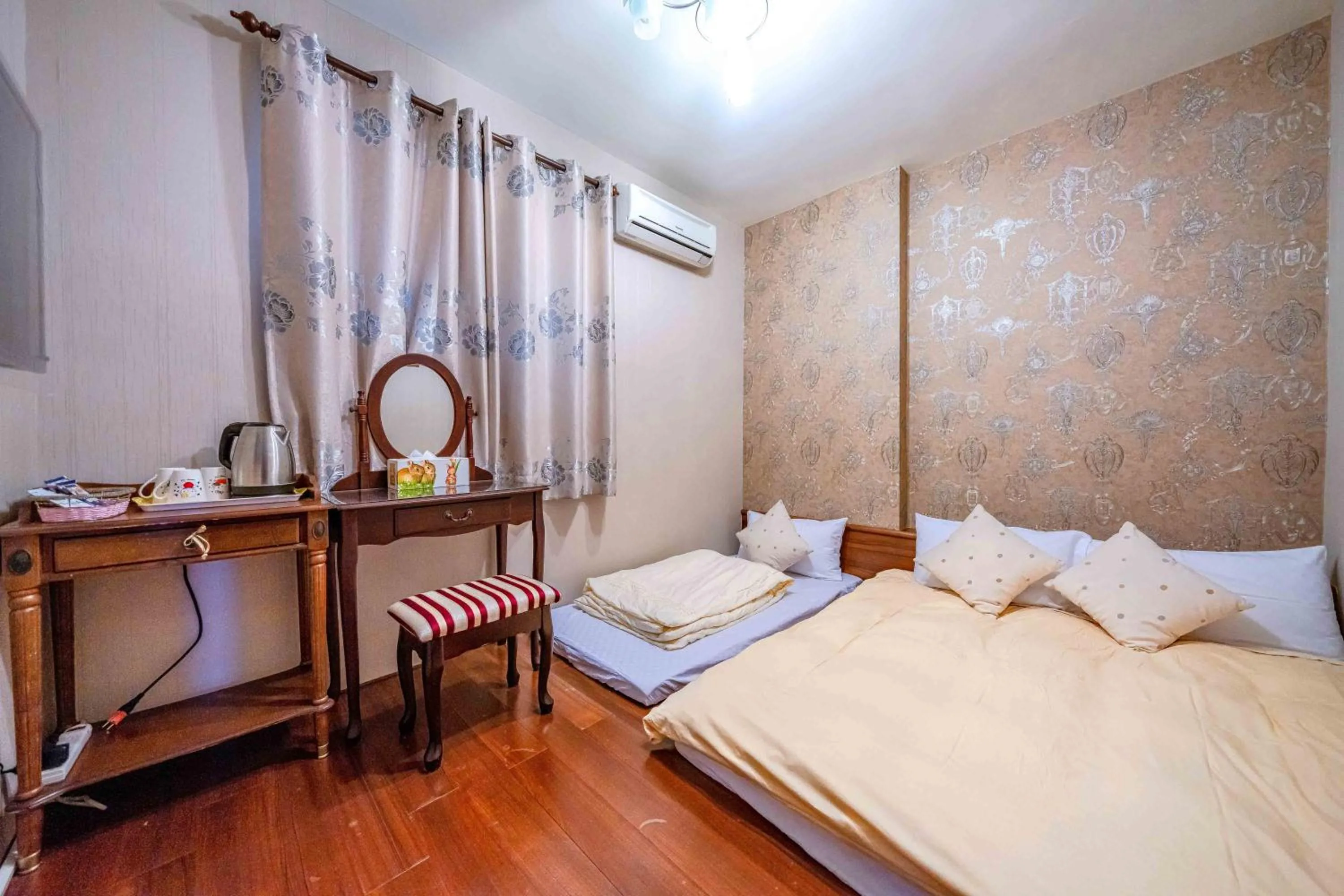 Bed in Evergreen Garden House