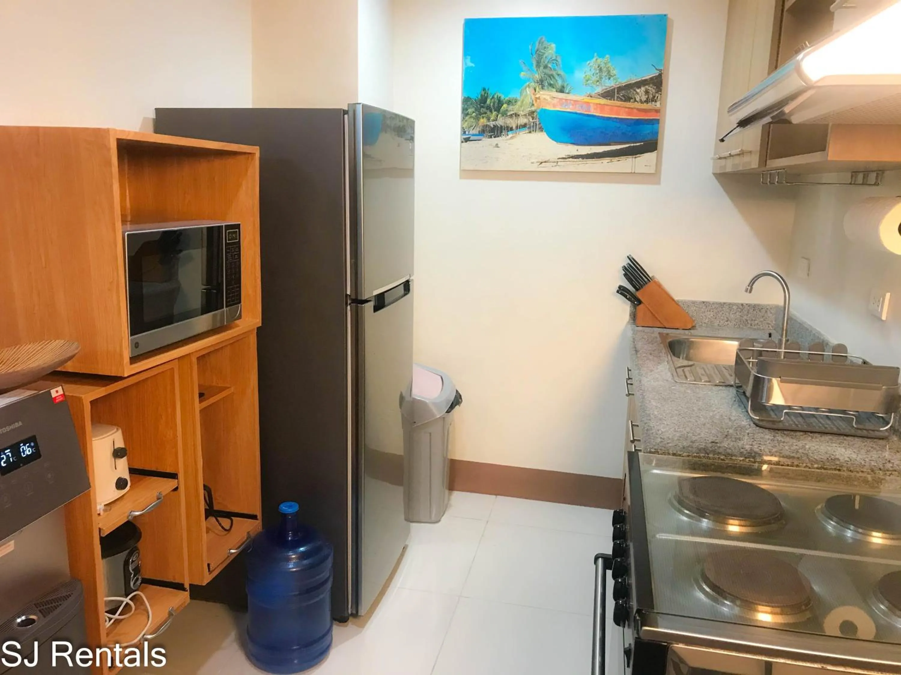 kitchen in 2 Bedroom Condo @ Midpoint Residences w/ City View