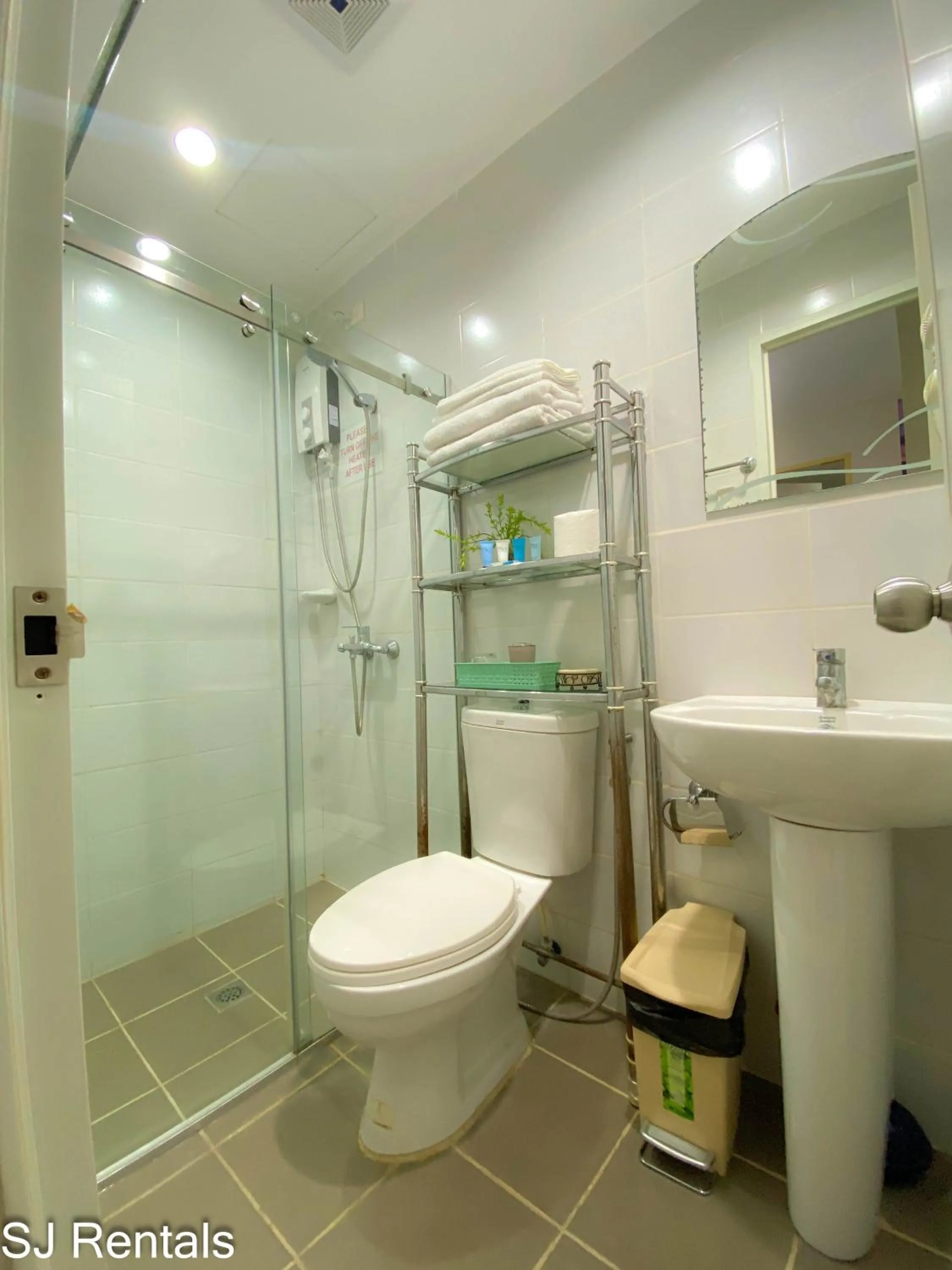 Bathroom in 2 Bedroom Condo @ Midpoint Residences w/ City View